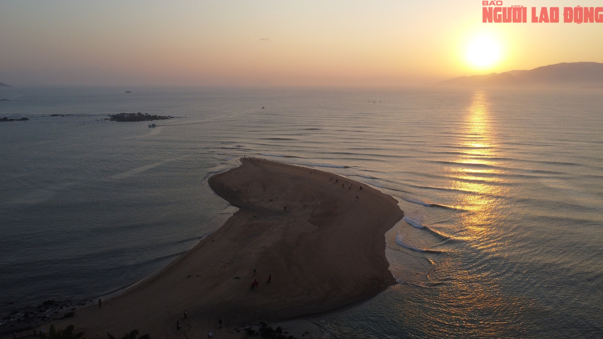 Cồn c&aacute;t lạ xuất hiện ở cửa biển Nha Trang thu h&uacute;t du kh&aacute;ch tham quan - Ảnh 2.