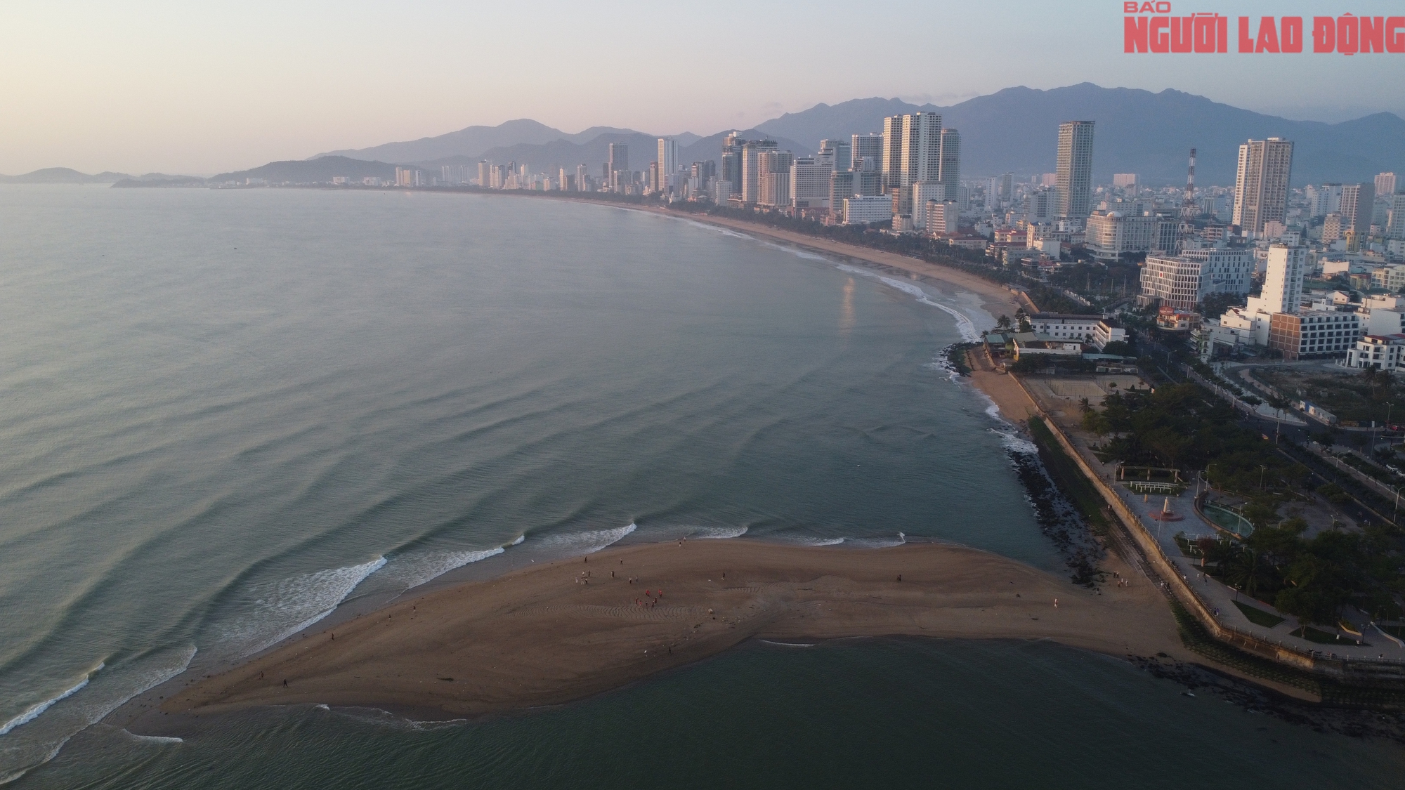 Cồn c&aacute;t lạ xuất hiện ở cửa biển Nha Trang thu h&uacute;t du kh&aacute;ch tham quan - Ảnh 3.