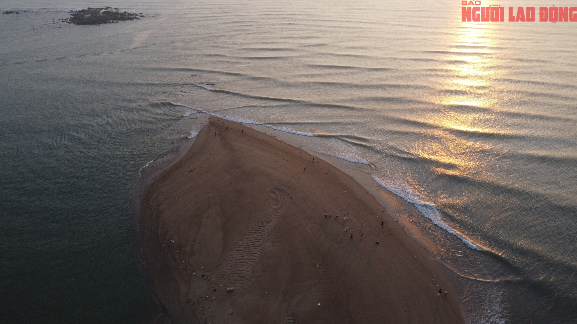 Cồn c&aacute;t lạ xuất hiện ở cửa biển Nha Trang thu h&uacute;t du kh&aacute;ch tham quan - Ảnh 4.