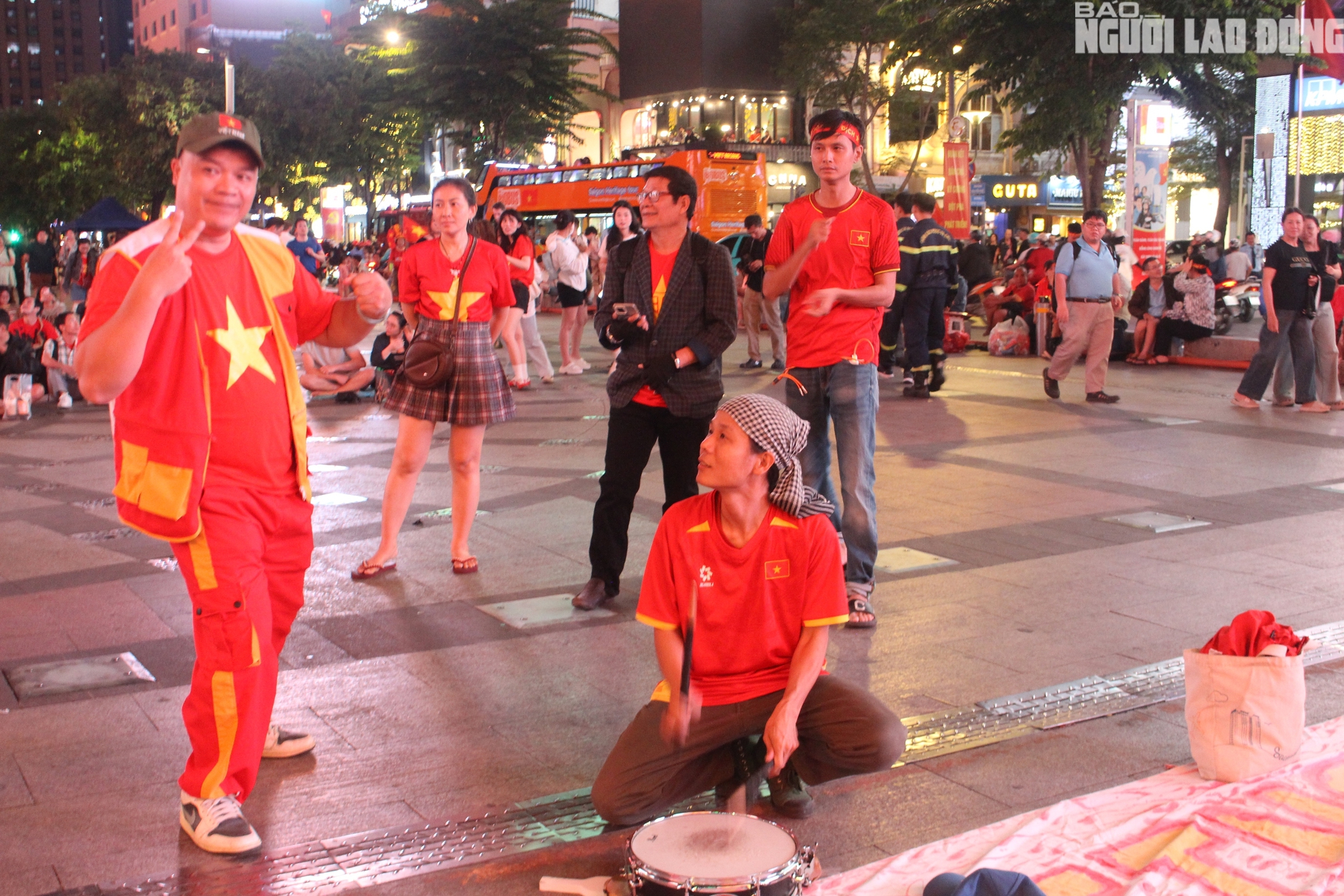 TPHCM rực lửa phố đi bộ Nguyễn Huệ cổ vũ U23 Việt Nam trước trận đấu - Ảnh 1.