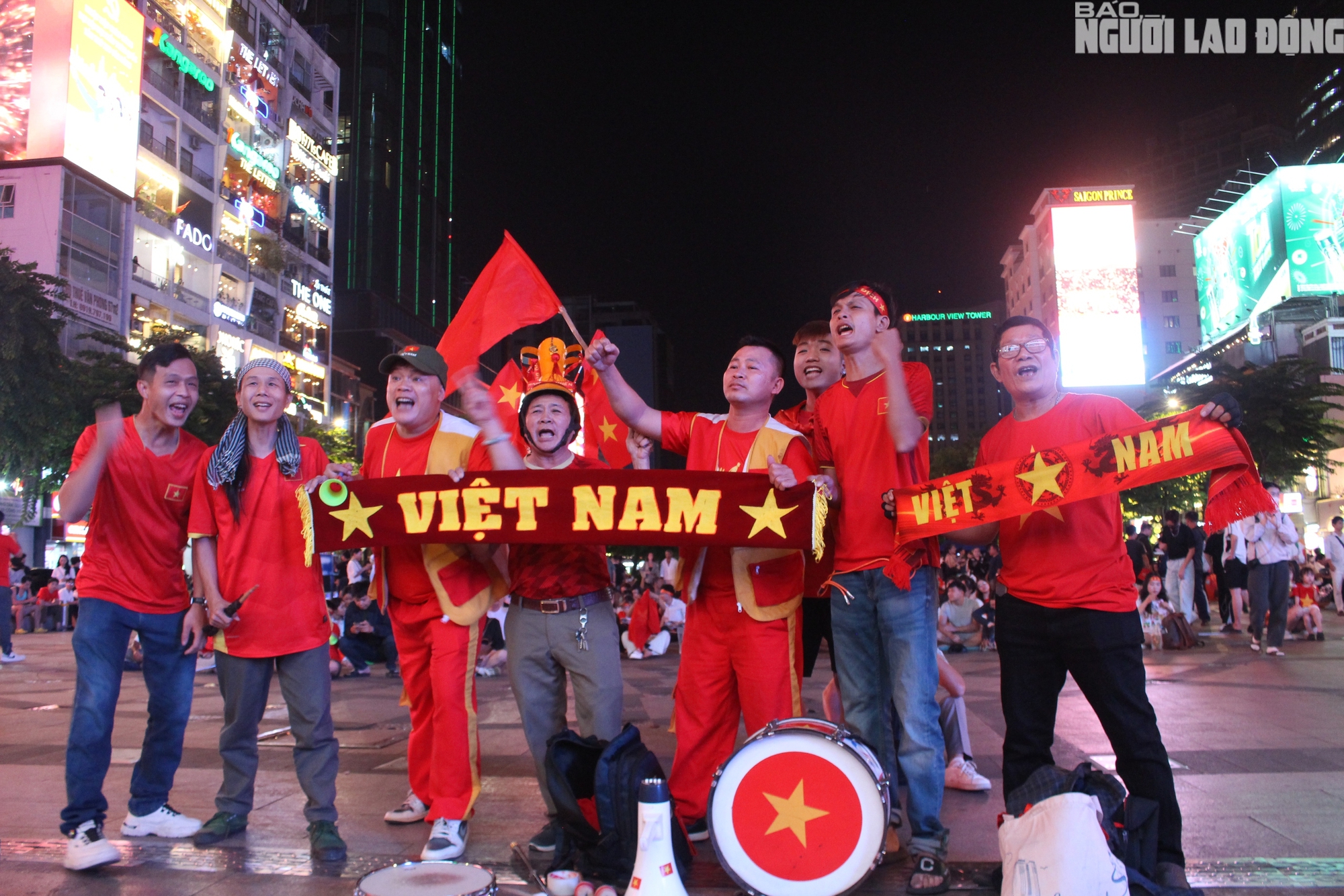 TPHCM rực lửa phố đi bộ Nguyễn Huệ cổ vũ U23 Việt Nam trước trận đấu - Ảnh 3.
