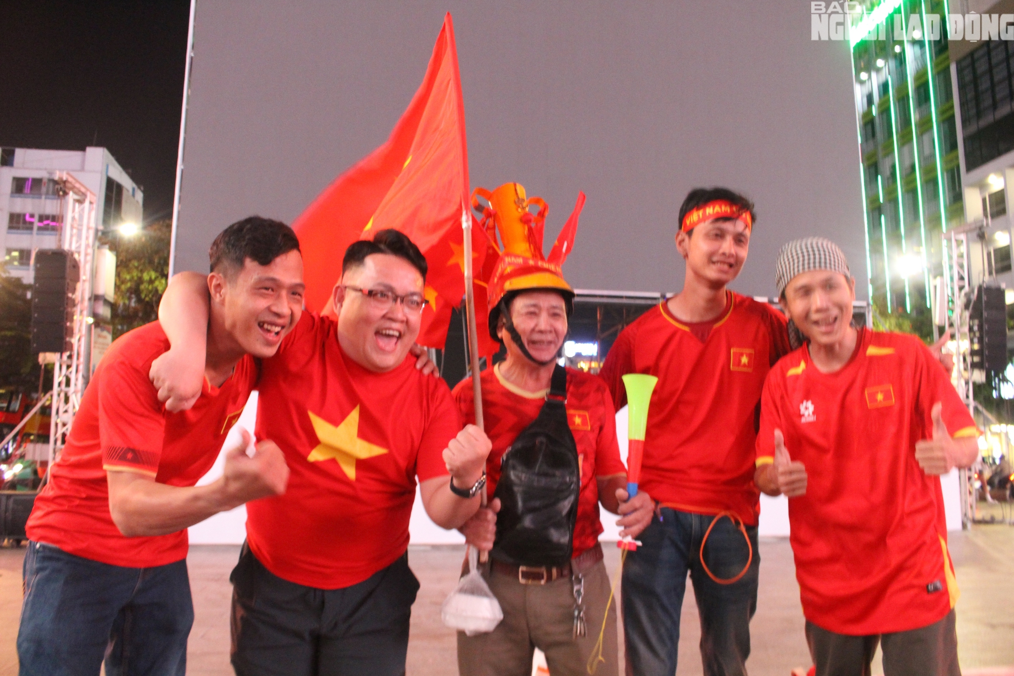 TPHCM rực lửa phố đi bộ Nguyễn Huệ cổ vũ U23 Việt Nam trước trận đấu - Ảnh 5.