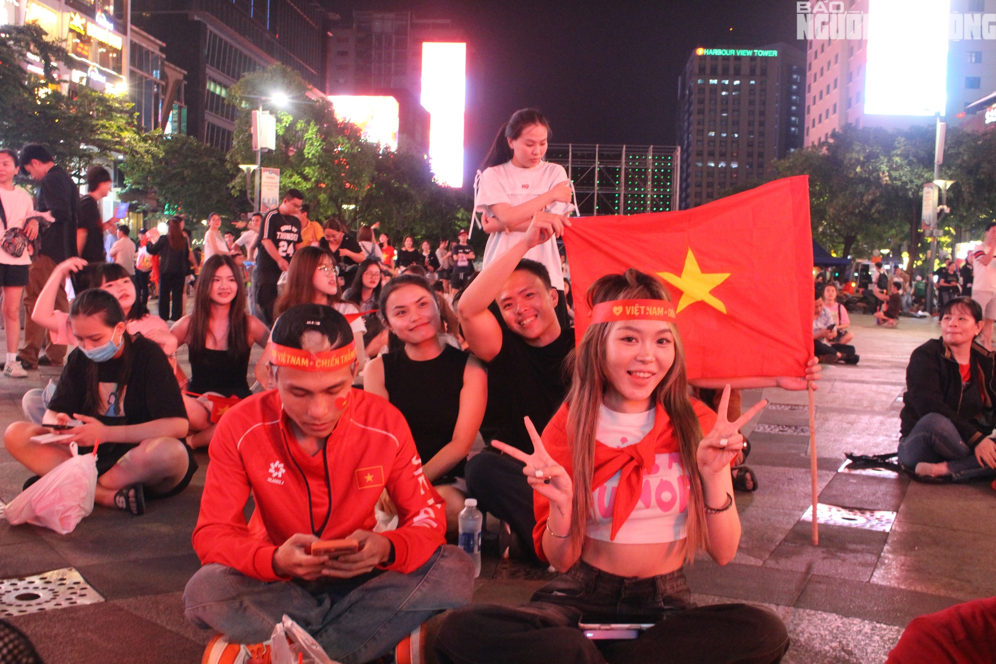 TPHCM rực lửa phố đi bộ Nguyễn Huệ cổ vũ U23 Việt Nam trước trận đấu - Ảnh 6.