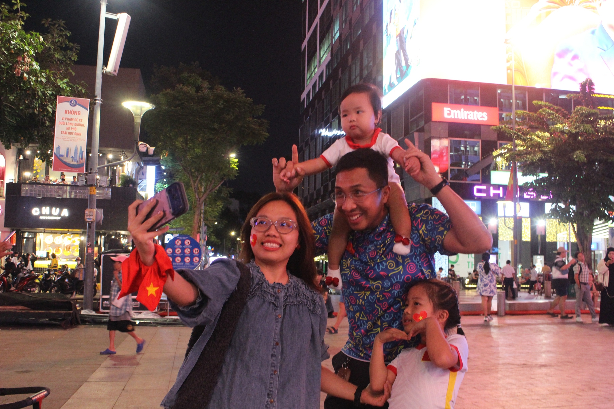 TPHCM rực lửa phố đi bộ Nguyễn Huệ cổ vũ U23 Việt Nam trước trận đấu - Ảnh 7.