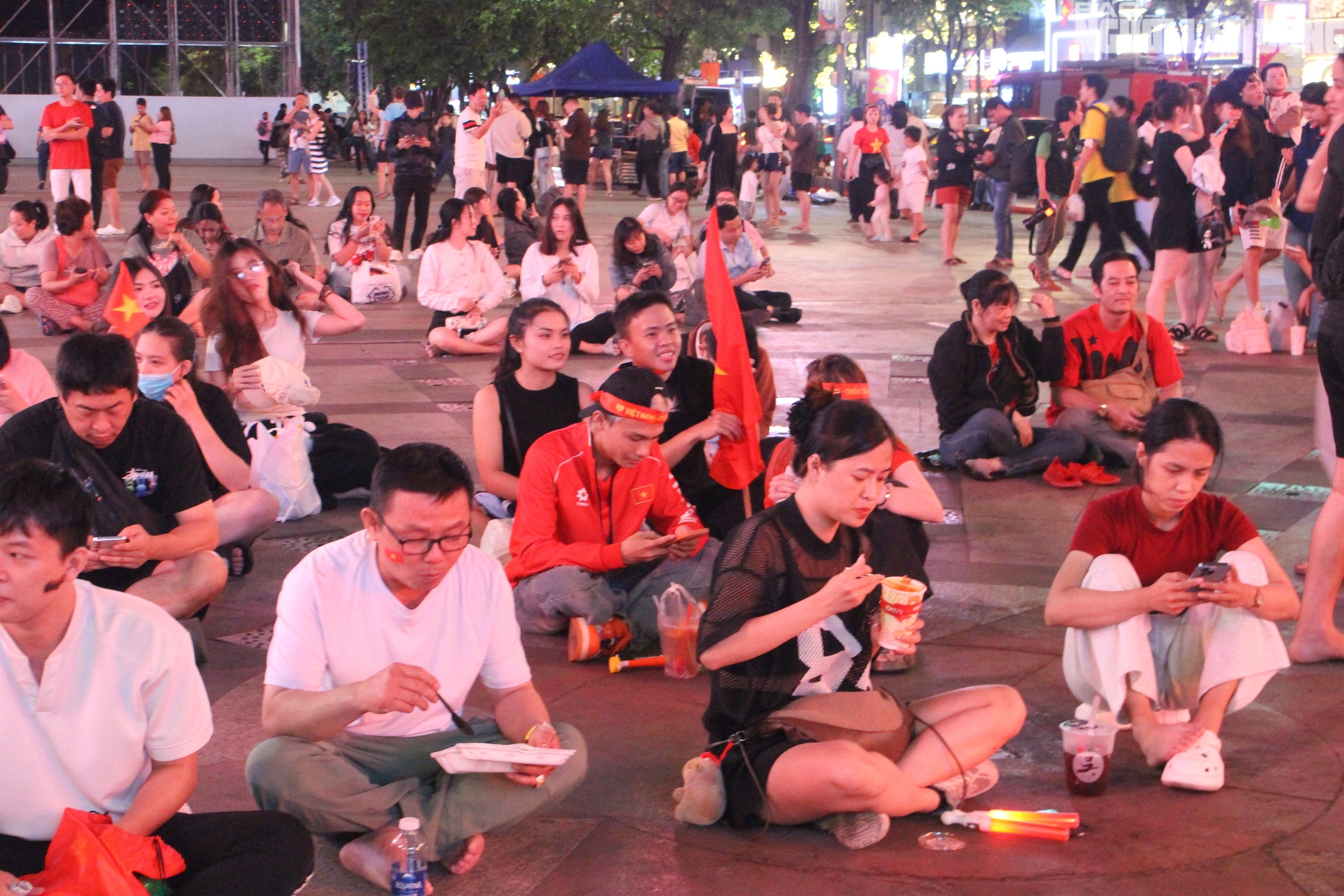 TPHCM rực lửa phố đi bộ Nguyễn Huệ cổ vũ U23 Việt Nam trước trận đấu - Ảnh 8.