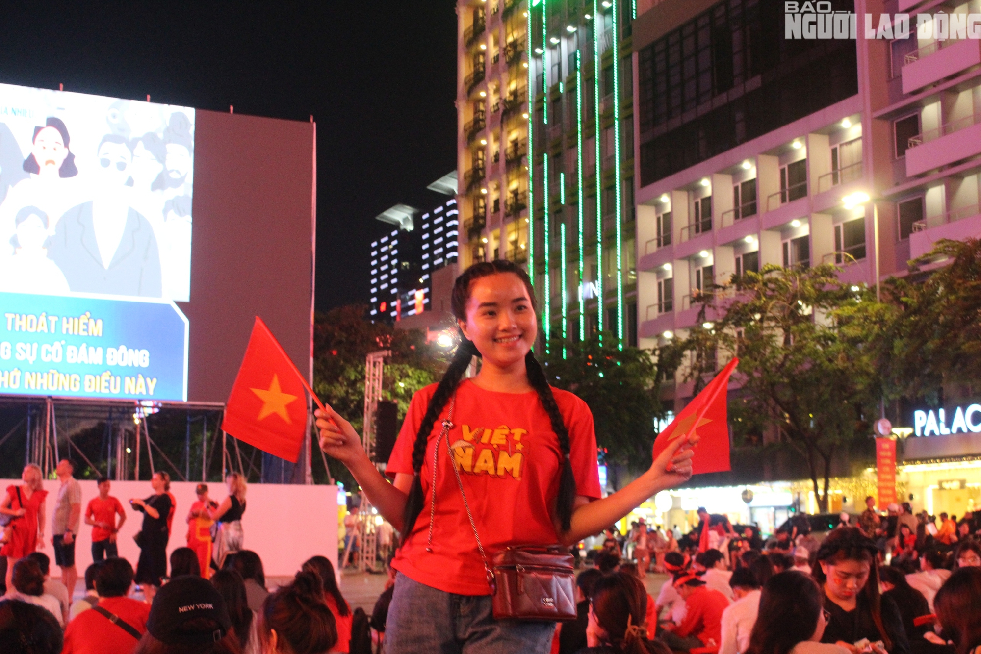 TPHCM rực lửa phố đi bộ Nguyễn Huệ cổ vũ U23 Việt Nam trước trận đấu - Ảnh 9.