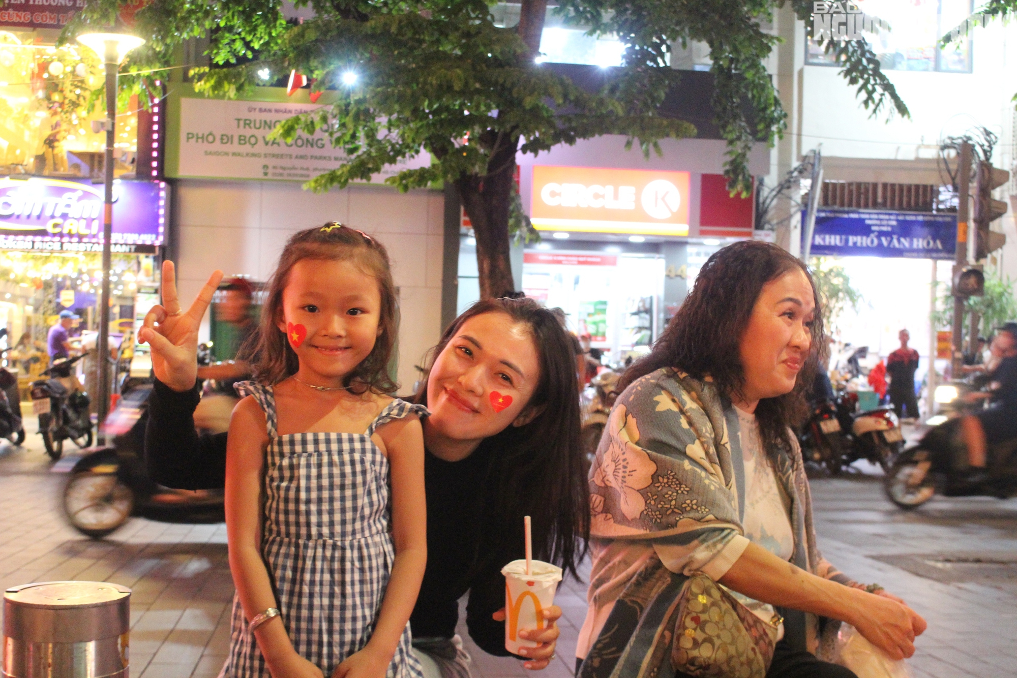 TPHCM rực lửa phố đi bộ Nguyễn Huệ cổ vũ U23 Việt Nam trước trận đấu - Ảnh 10.