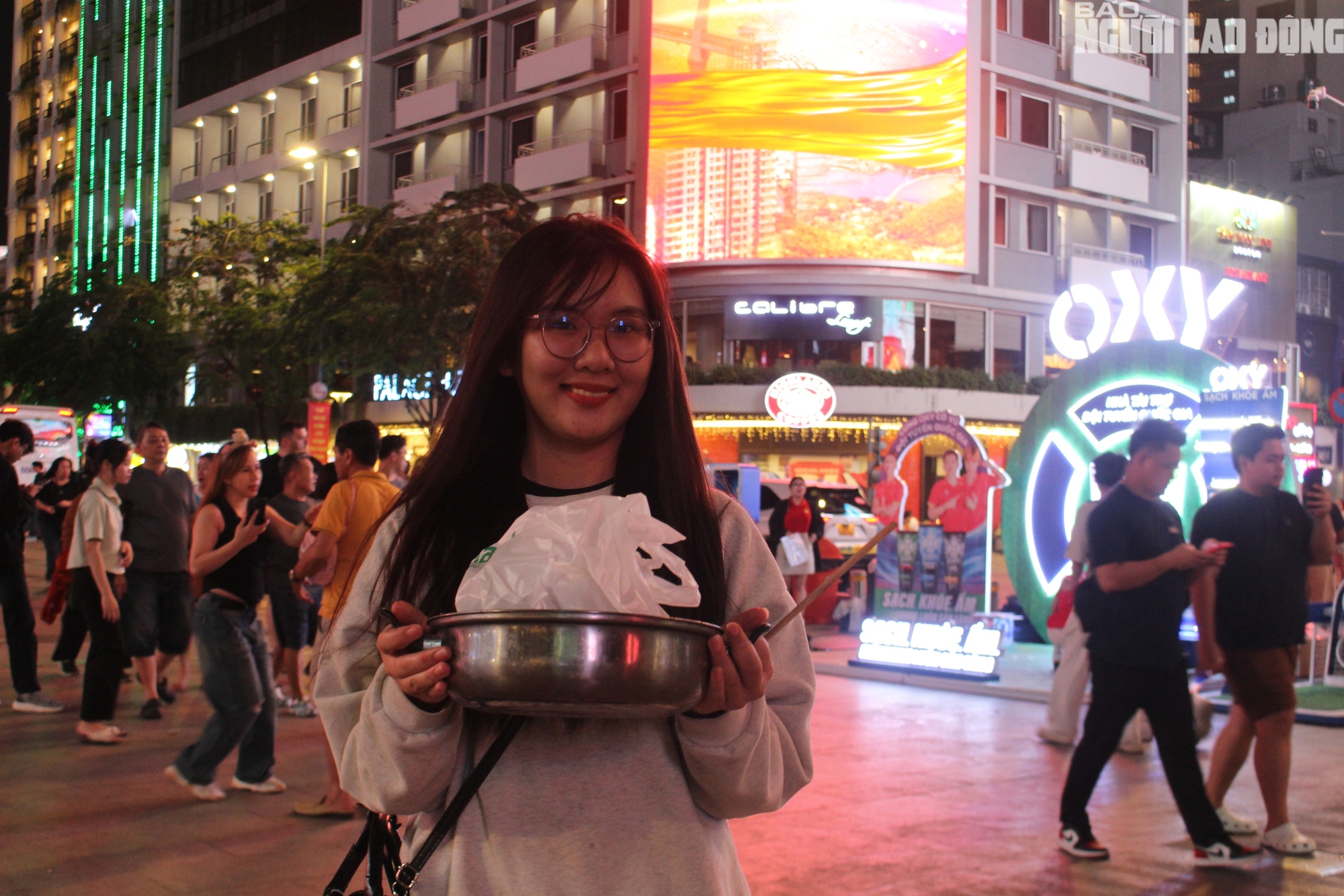 TPHCM rực lửa phố đi bộ Nguyễn Huệ cổ vũ U23 Việt Nam trước trận đấu - Ảnh 11.