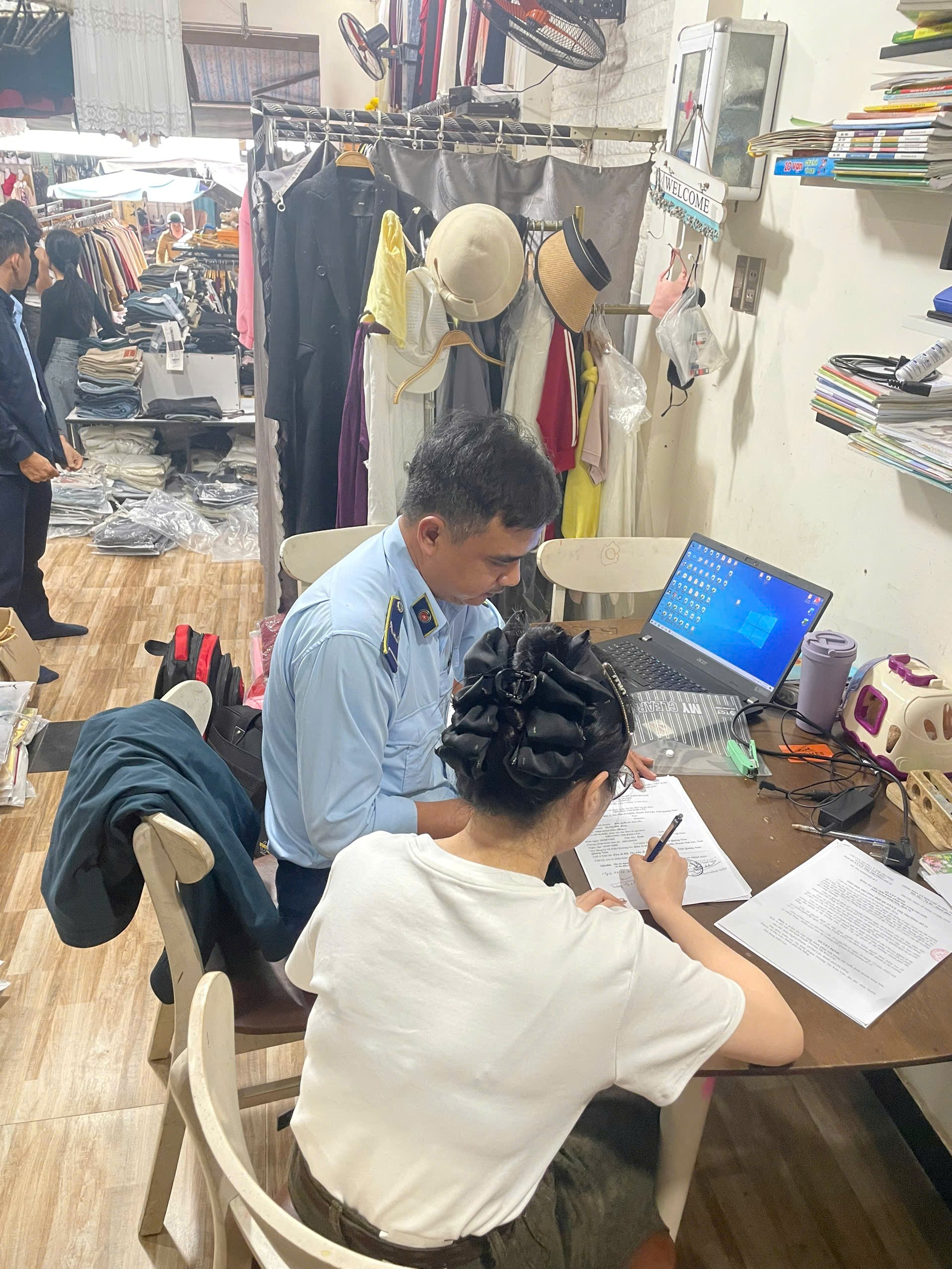 Xử lý cơ sở bán hàng giả thương hiệu ở Đà Nẵng trong mùa Tết Nguyên đán - Ảnh 2.