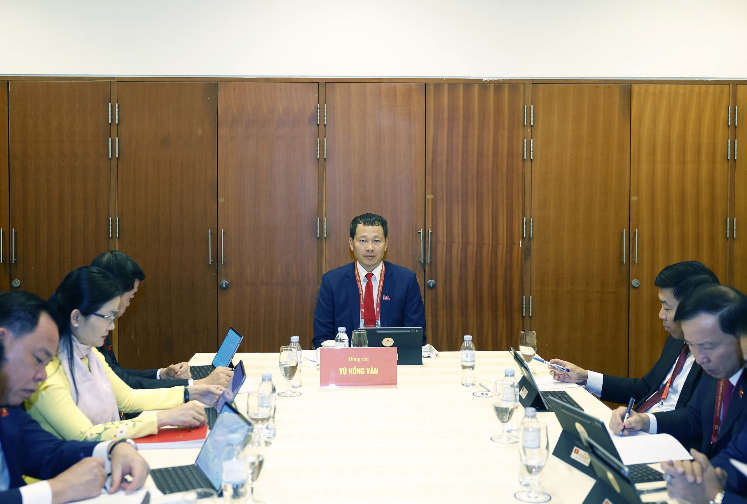 Đại biểu l&agrave;m việc tại Đo&agrave;n, thảo luận c&aacute;c văn kiện Đại hội XIV của Đảng - Ảnh 8.