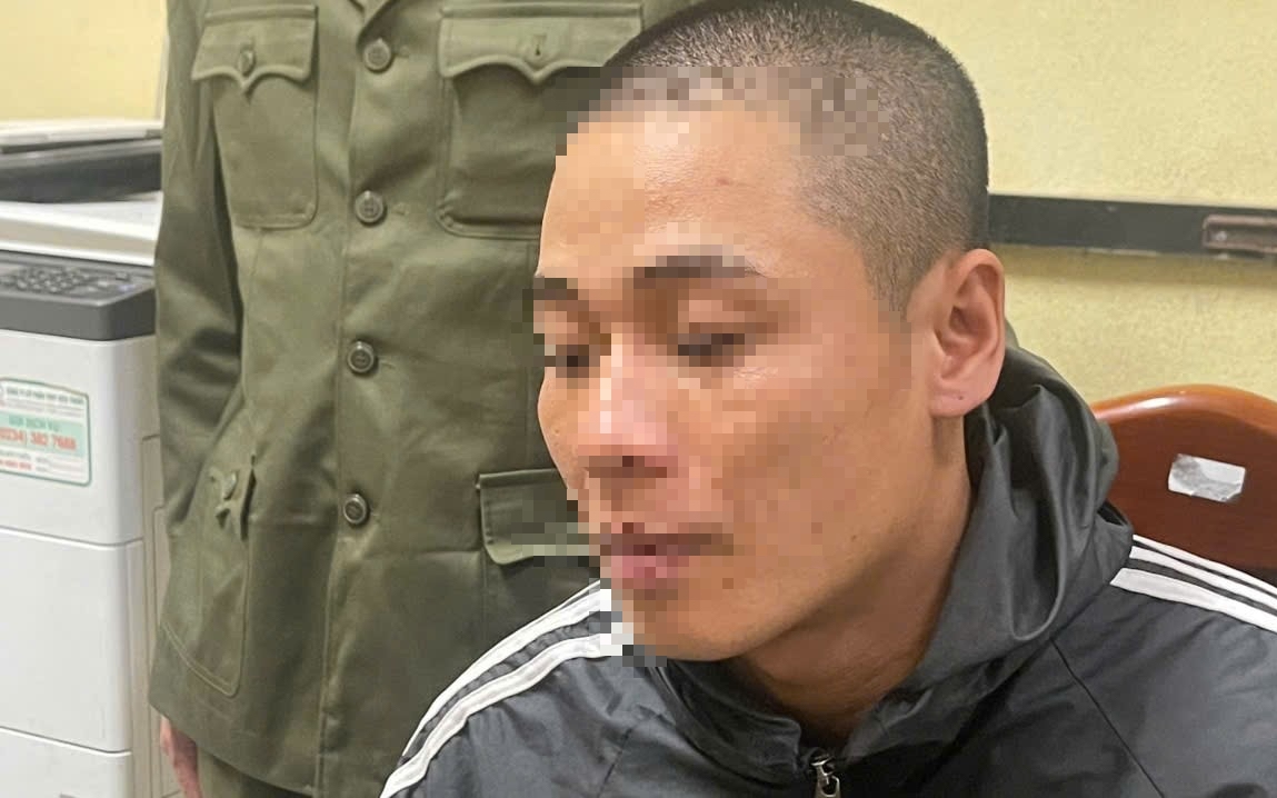 Ch&acirc;n dung kẻ cầm dao đi bộ tr&ecirc;n phố rồi bất ngờ x&ocirc;ng v&agrave;o qu&aacute;n c&agrave; ph&ecirc; ch&eacute;m người - Ảnh 2.