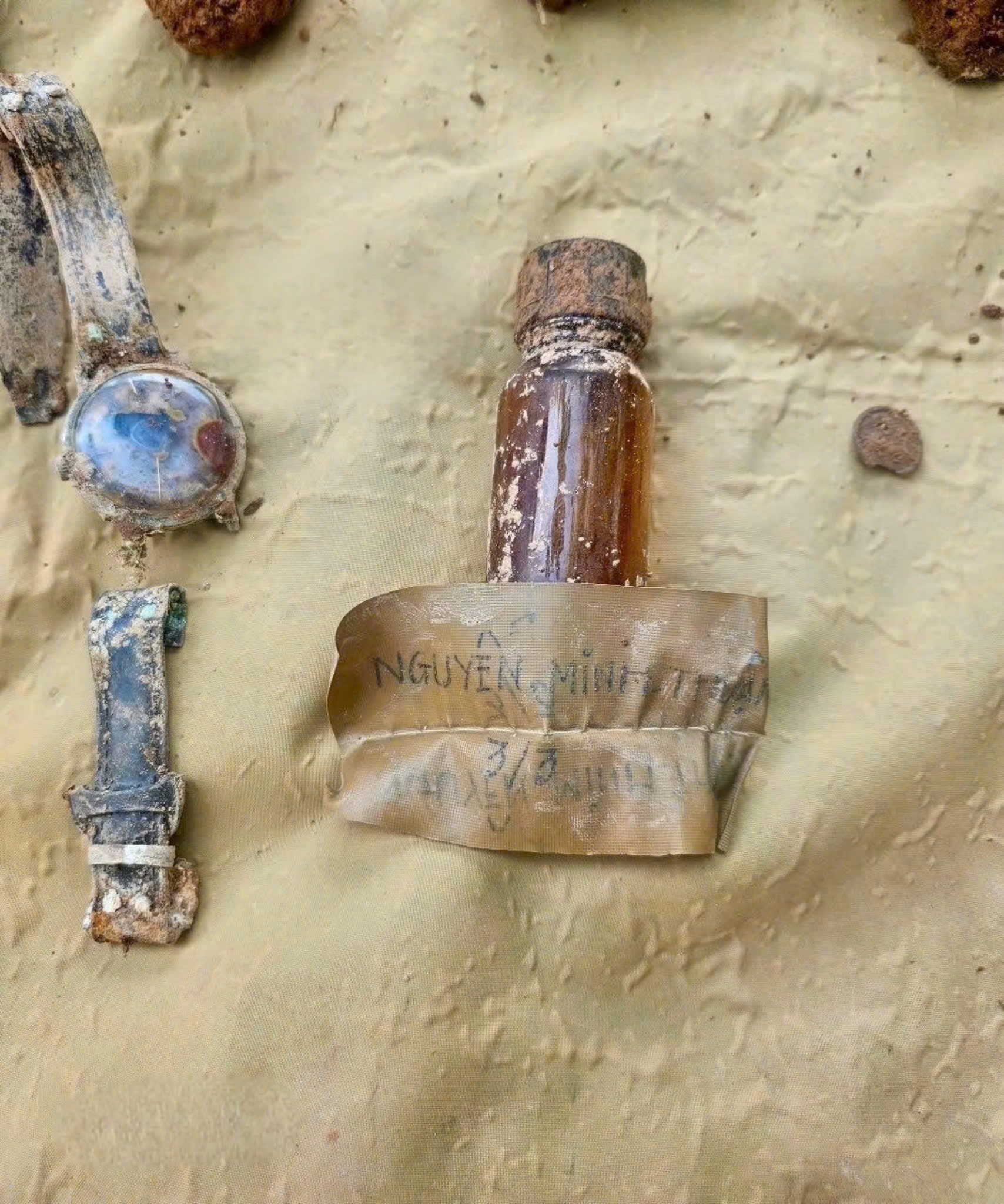 Tìm thấy hài cốt liệt sĩ kèm lọ thủy tinh chứa thông tin quan trọng - Ảnh 2.