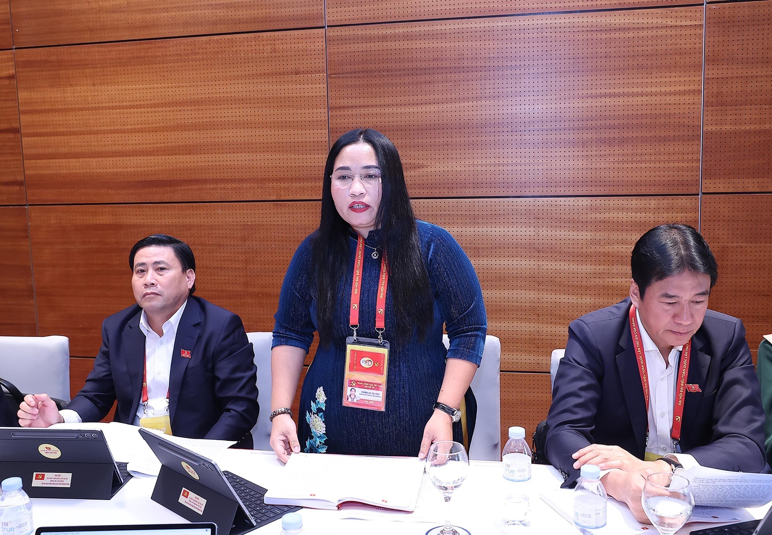 Đại biểu l&agrave;m việc tại Đo&agrave;n, thảo luận c&aacute;c văn kiện Đại hội XIV của Đảng - Ảnh 9.