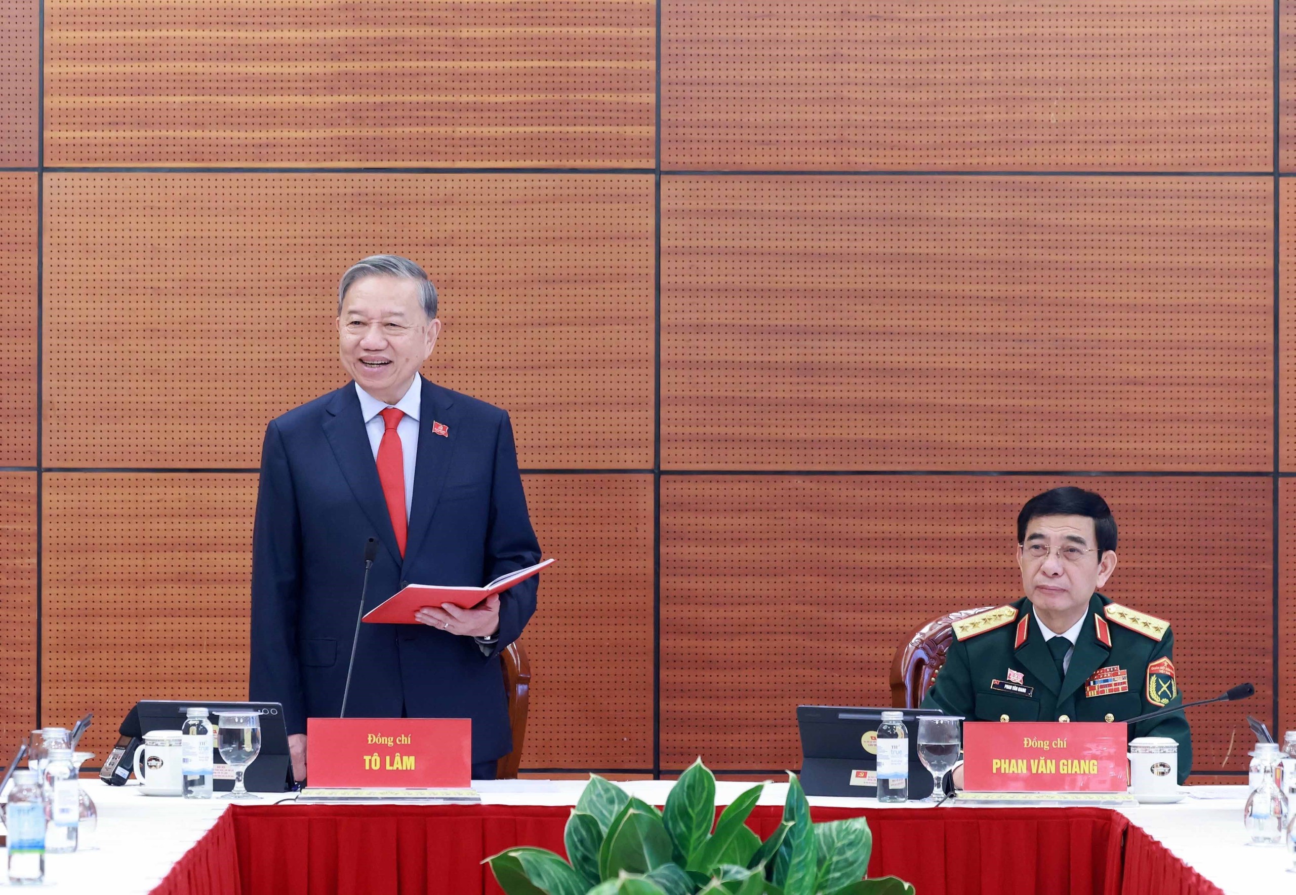 Đại biểu làm việc tại Đoàn, thảo luận các văn kiện Đại hội XIV của Đảng - Ảnh 1.