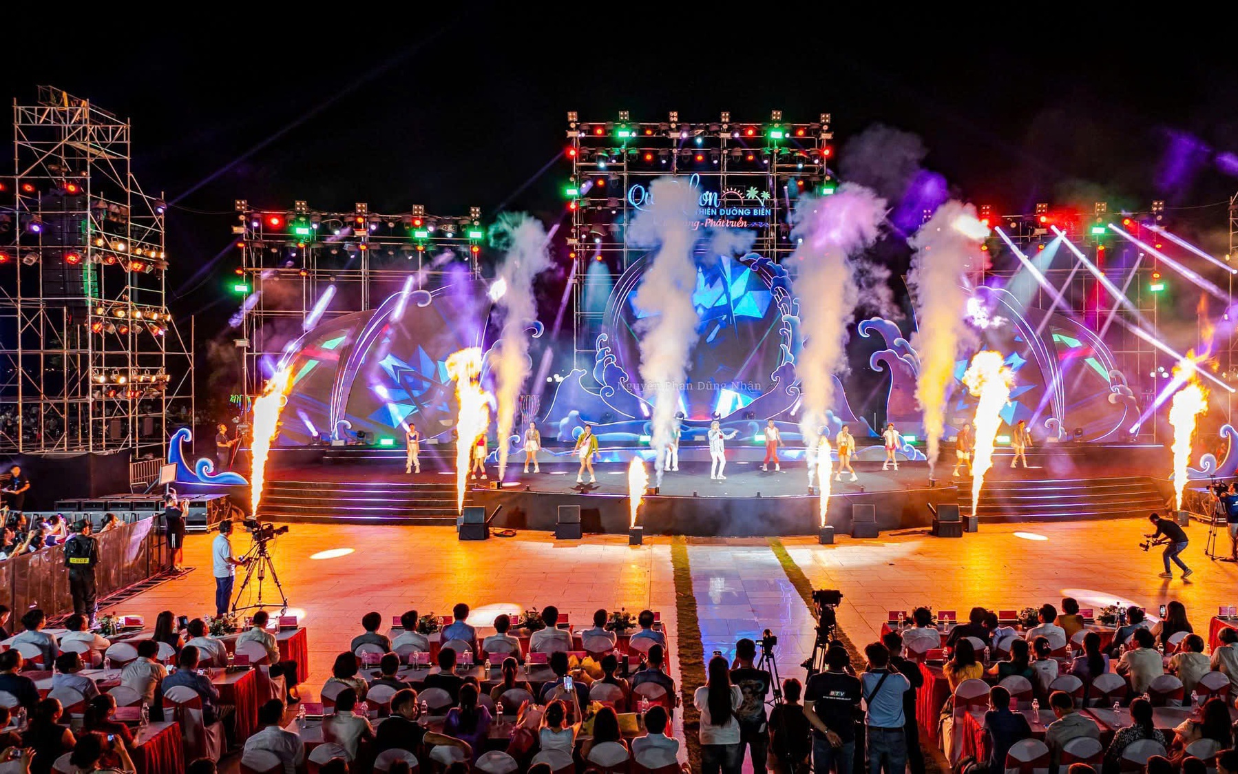 Ruốc biển dày đặc ven bờ, ngư dân phố biển Quy Nhơn “hốt bạc” sau vài giờ ra khơi - Ảnh 2. Ruốc biển dày đặc ven bờ, ngư dân phố biển Quy Nhơn “hốt bạc” sau vài giờ ra khơi - Ảnh 2.