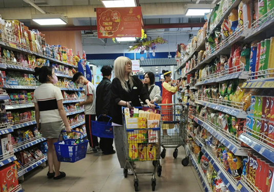 Thị trường Tết: H&agrave;ng Việt thắng thế - Ảnh 1.