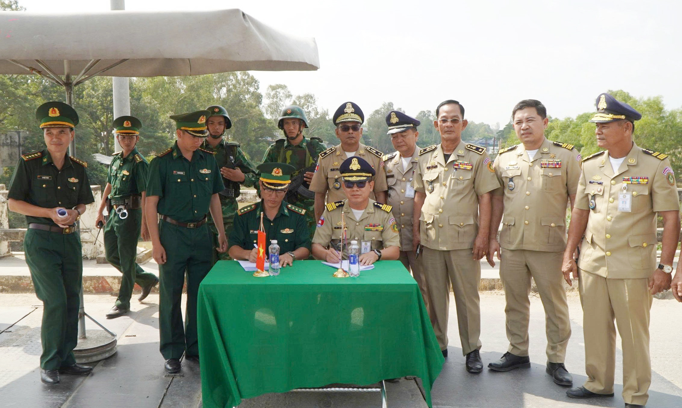 Cửa khẩu Đồng Tháp tiếp nhận nhiều “ shipper ” về từ Campuchia sau khi bị phát hiện - Ảnh 1.