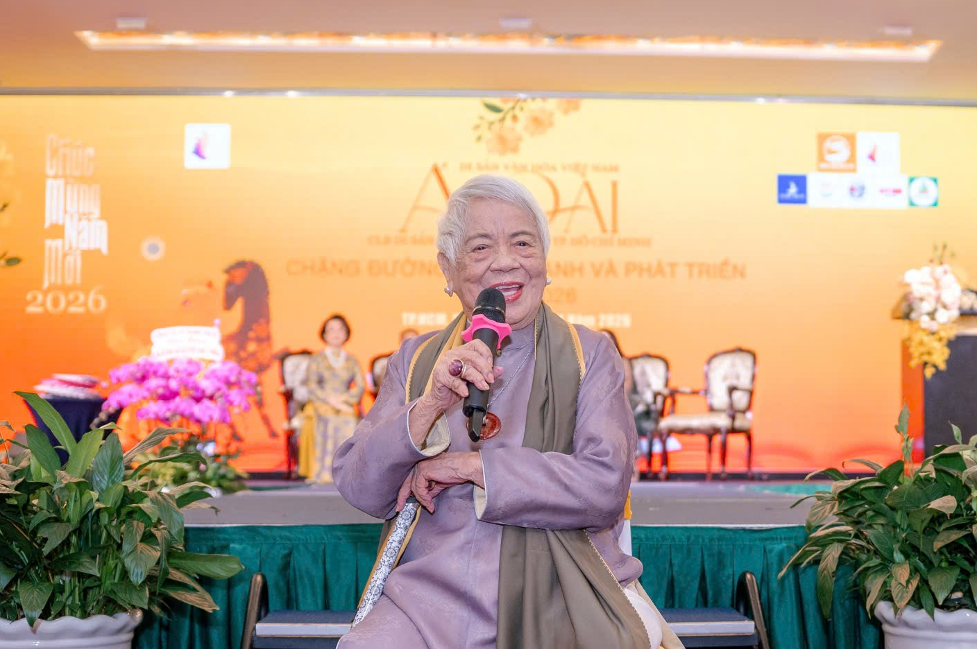 Đạo diễn U100 Xuân Phượng kể chuyện áo dài trên đất Mỹ - Ảnh 1.