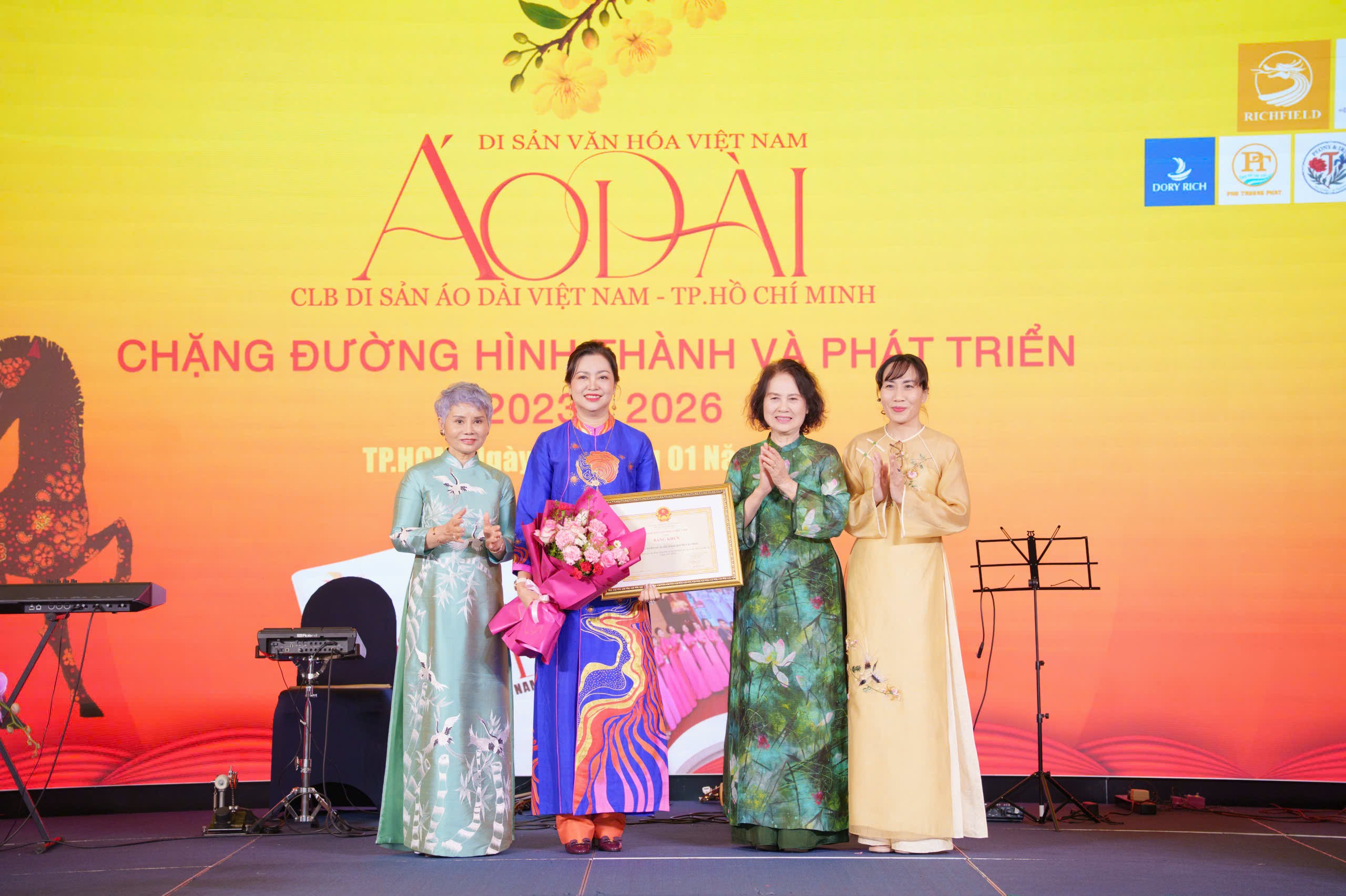 Đạo diễn U100 Xuân Phượng kể chuyện áo dài trên đất Mỹ - Ảnh 2.