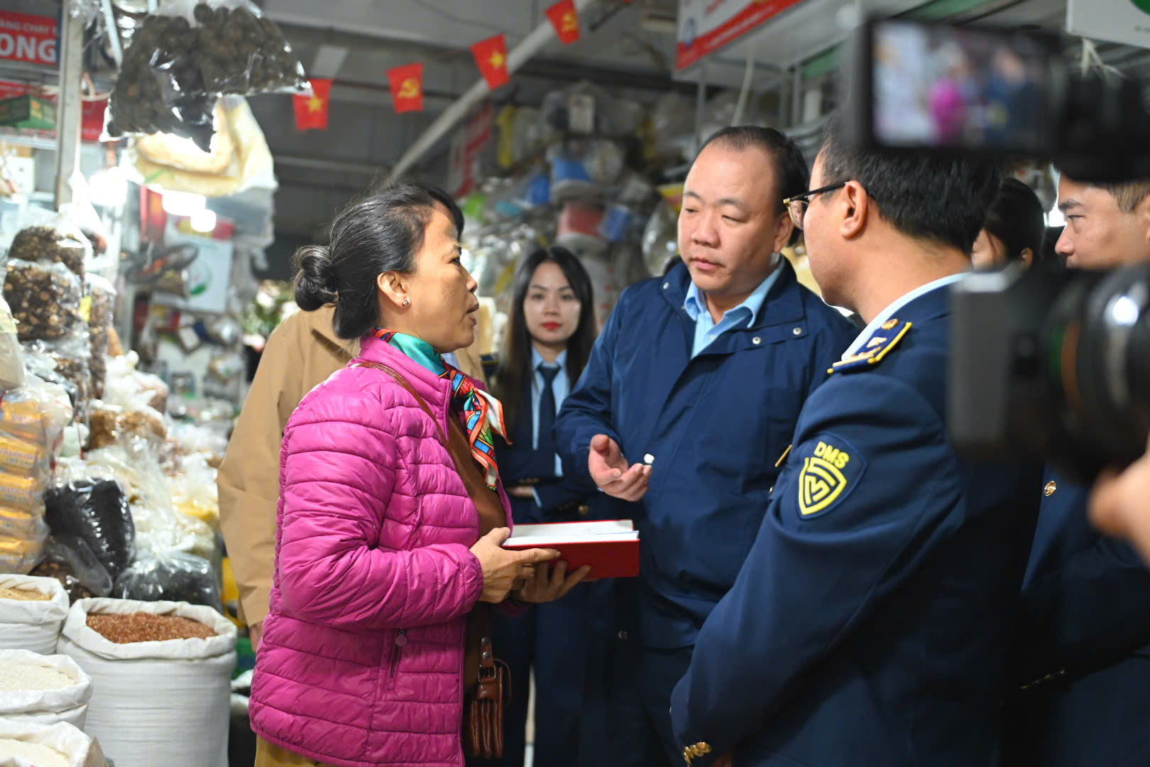 Cục trưởng kiểm tra hàng Tết tại Chợ Hà Đông: Đảm bảo nguồn cung và giá cả ổn định - Ảnh 1. Cục trưởng kiểm tra hàng Tết tại Chợ Hà Đông: Đảm bảo nguồn cung và giá cả ổn định - Ảnh 1.