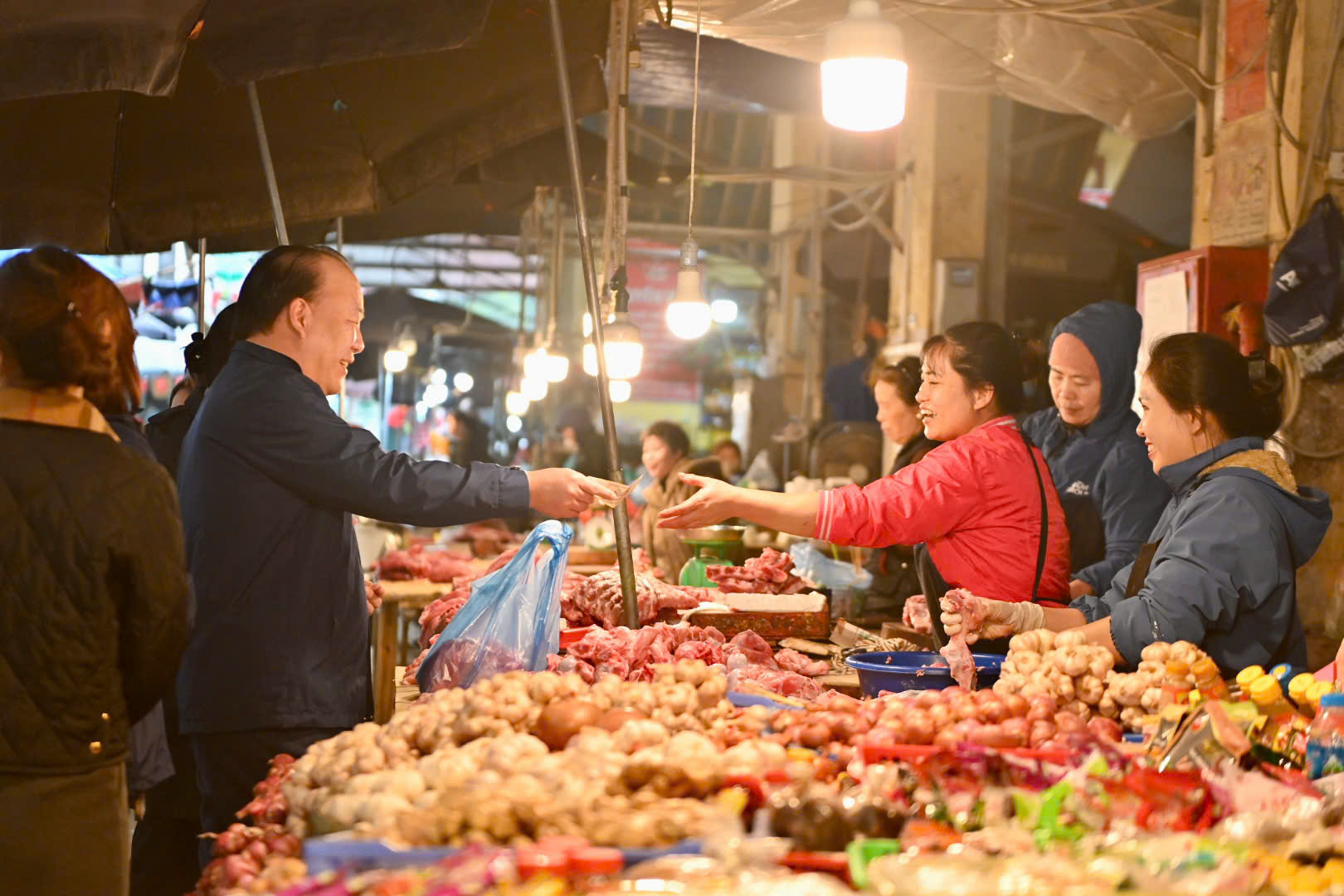 Cục trưởng kiểm tra hàng Tết tại Chợ Hà Đông: Đảm bảo nguồn cung và giá cả ổn định - Ảnh 3. Cục trưởng kiểm tra hàng Tết tại Chợ Hà Đông: Đảm bảo nguồn cung và giá cả ổn định - Ảnh 3.