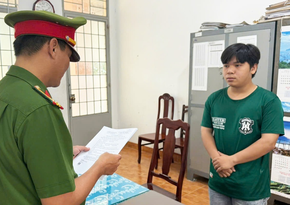 Bắt tạm giam một shipper hiếp dâm bé gái 12 tuổi - Ảnh 1.