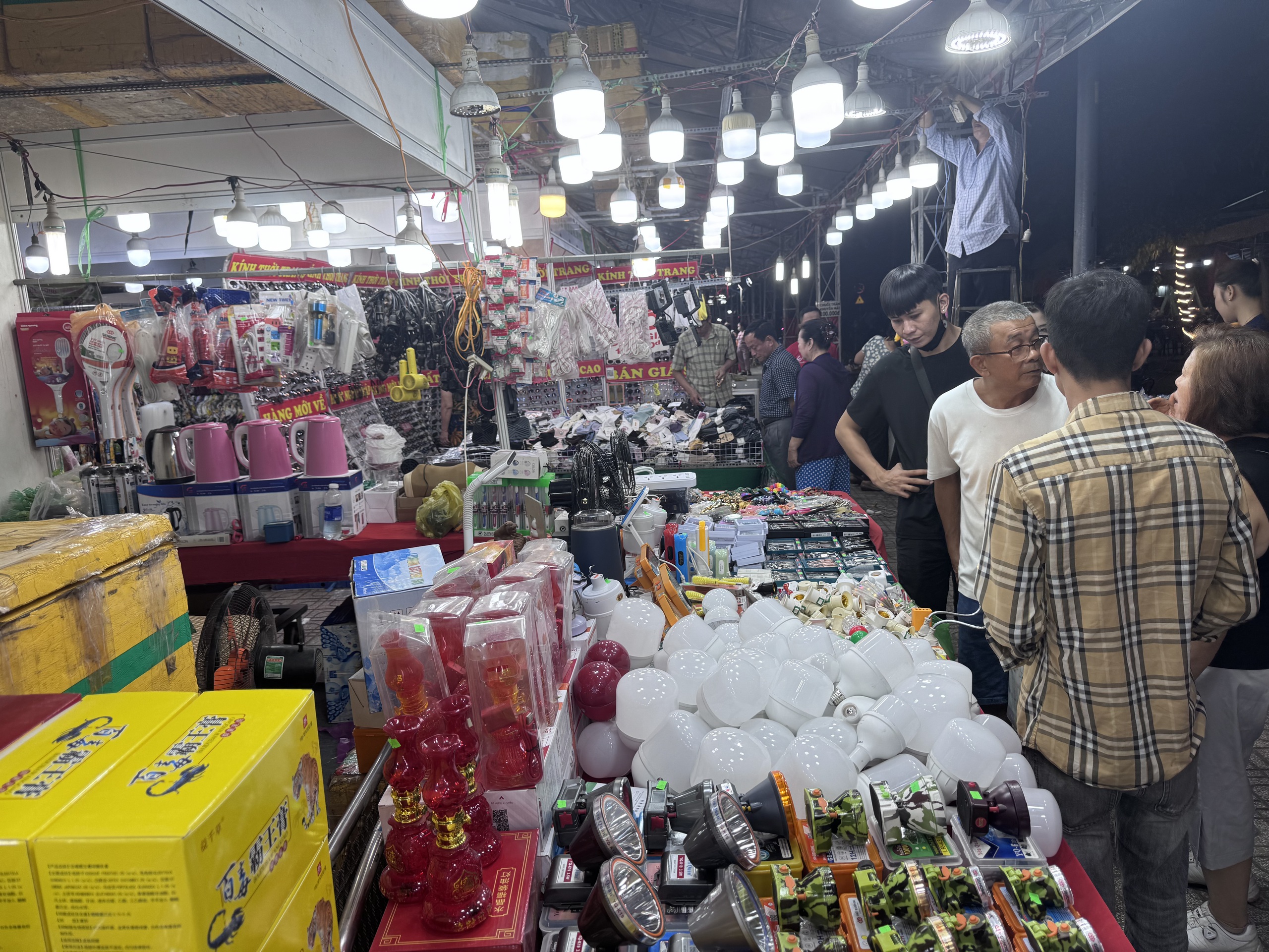 Tha hồ mua sắm tại chương trình kích cầu tiêu dùng phường Hạnh Thông , TP HCM - Ảnh 8. Tha hồ mua sắm tại chương trình kích cầu tiêu dùng phường Hạnh Thông , TP HCM - Ảnh 8.