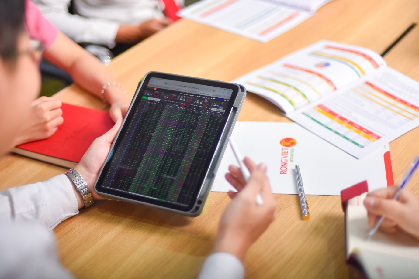 Chứng khoán Rồng Việt hai năm liền đạt doanh thu hơn 1.000 tỉ đồng, lãi năm 2025 trên 350 tỉ đồng - Ảnh 1.