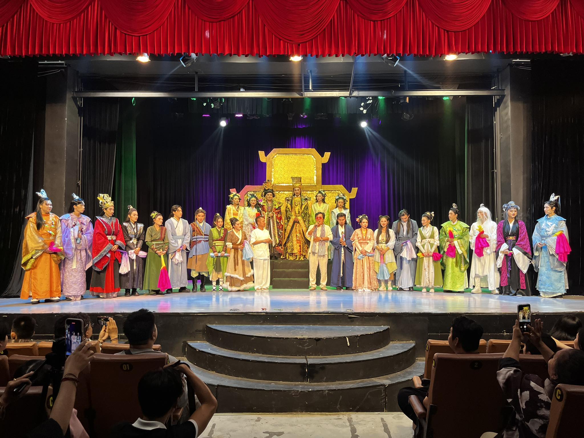 Minh Nhí, Việt Hương xúc động trước bảng dựng mới "Tứ Trạng khai xuân" của đạo diễn Chánh Trực - Ảnh 2.