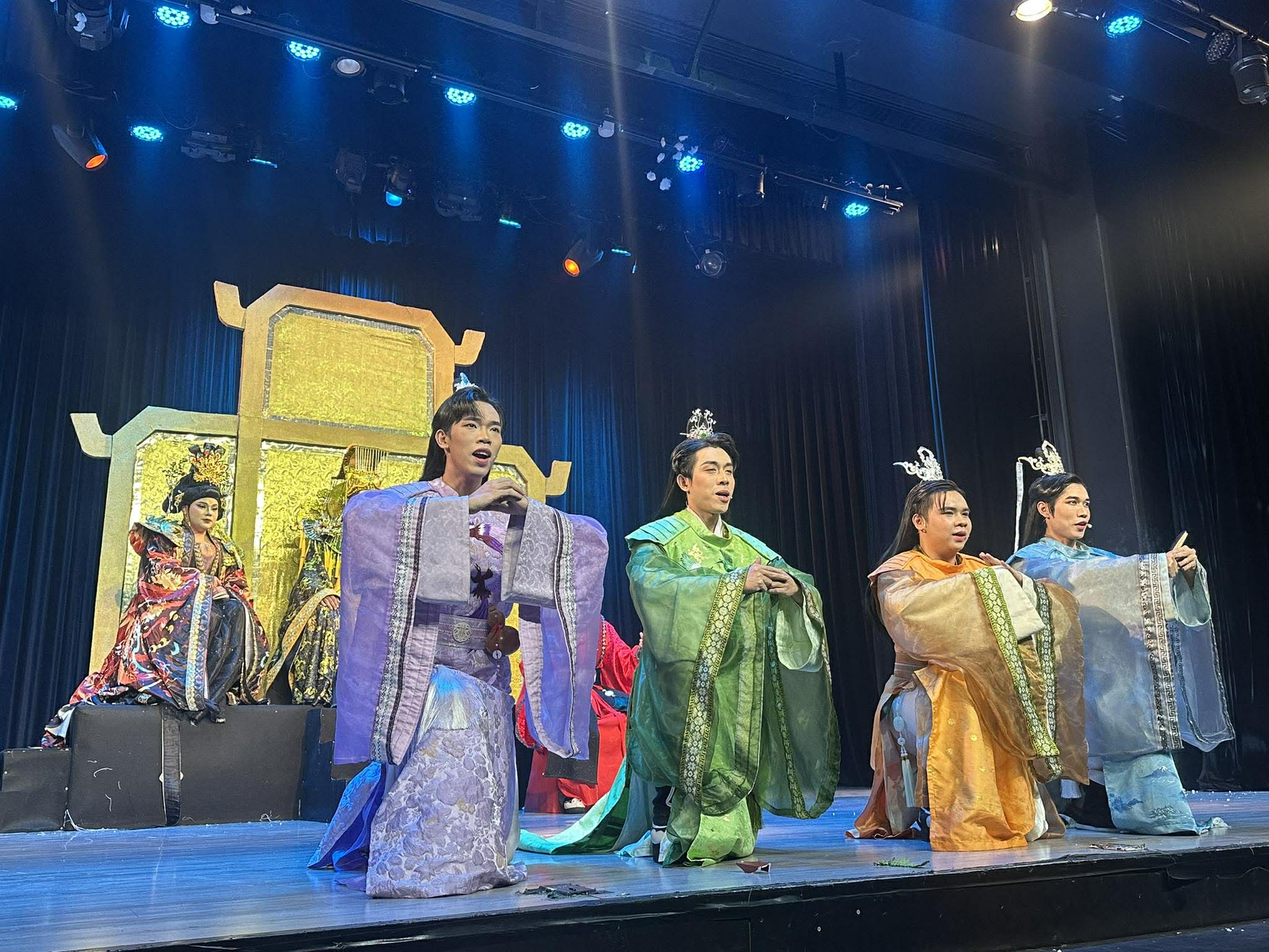 Minh Nhí, Việt Hương xúc động trước bảng dựng mới "Tứ Trạng khai xuân" của đạo diễn Chánh Trực - Ảnh 3.