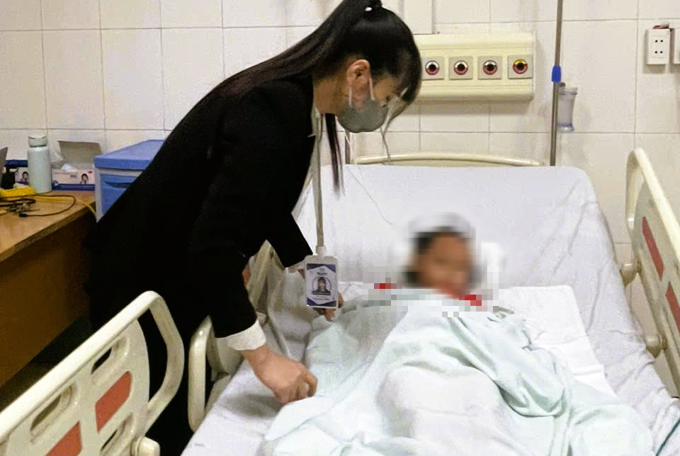 Tin mới vụ 3 cháu nhỏ bị mẹ ruột cho uống trà sữa pha thuốc diệt chuột - Ảnh 1.