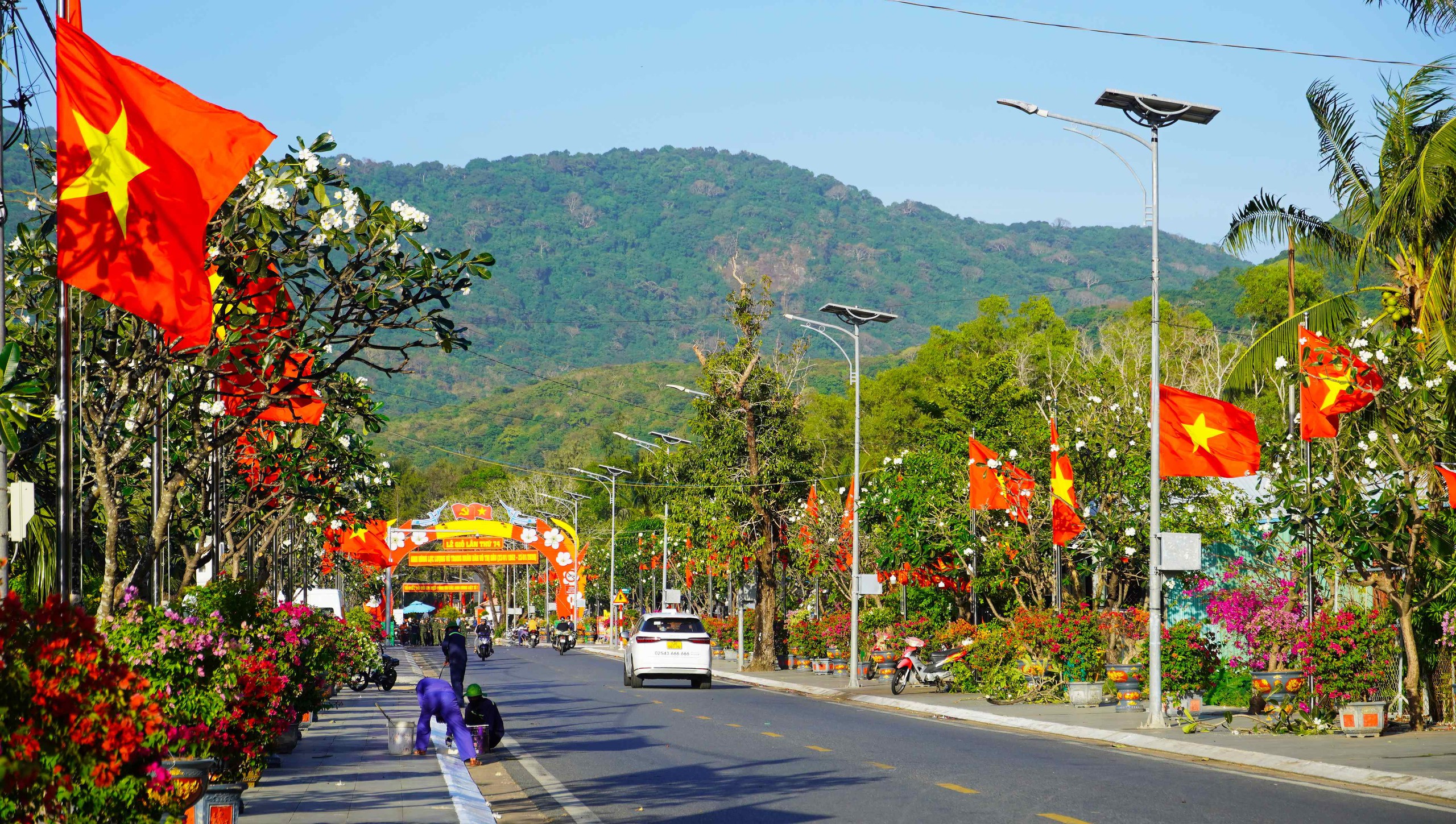 Du khách, người dân xúc động trước "Đường cờ Tổ quốc - Đường hoa Côn Đảo" - Ảnh 5.