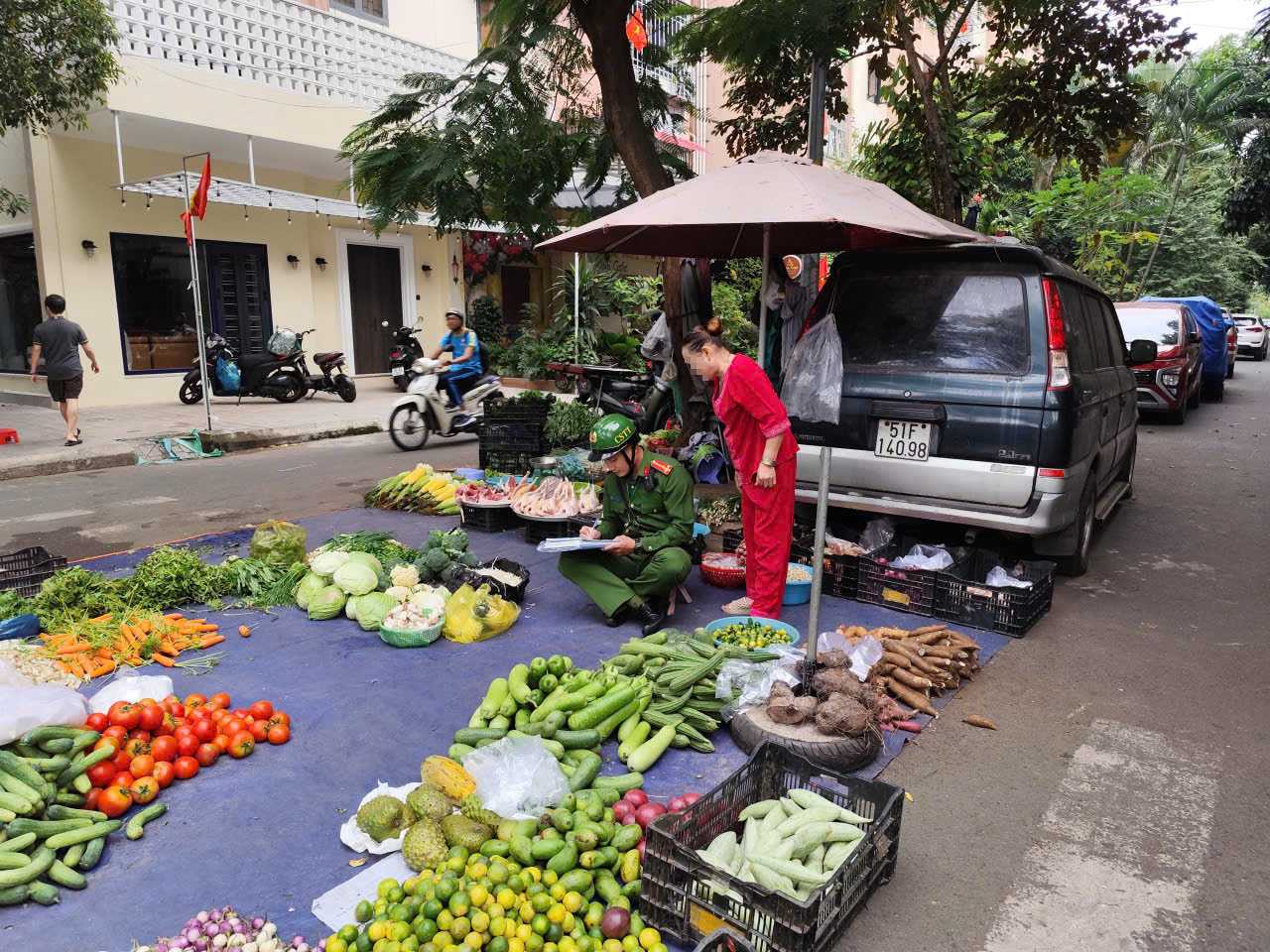 Vỉa h&egrave;, l&ograve;ng đường khu vực chung cư T&acirc;y Thạnh bị lấn chiếm, giờ đ&atilde; được lập lại trật tự - Ảnh 1.