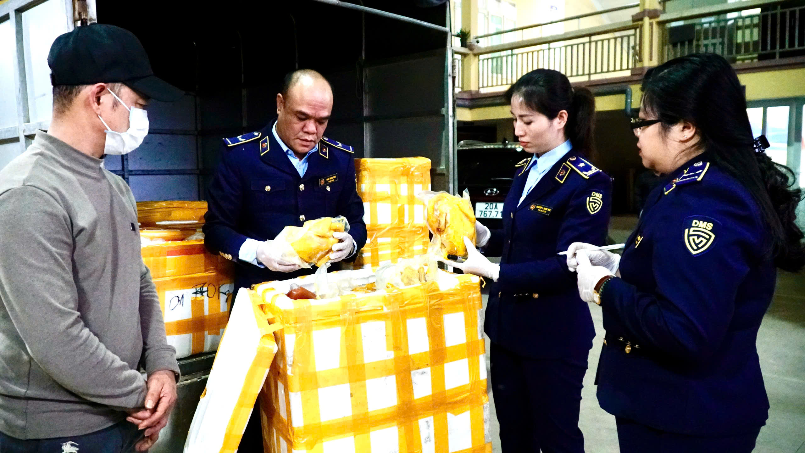 Phát hiện chân gà rút xương và gà ủ muối không rõ nguồn gốc tại Thái Nguyên - Ảnh 1. Phát hiện chân gà rút xương và gà ủ muối không rõ nguồn gốc tại Thái Nguyên - Ảnh 1.