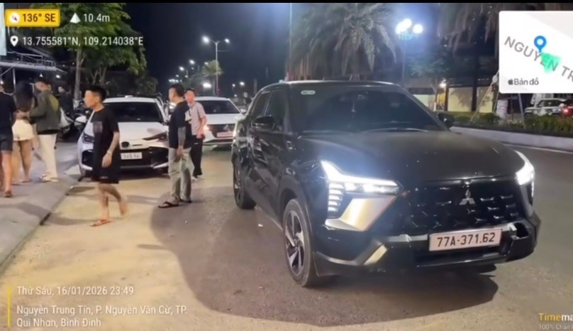 Clip lan truyền, CSGT Gia Lai xử phạt tài xế dừng ô tô giữa đường - Ảnh 1.