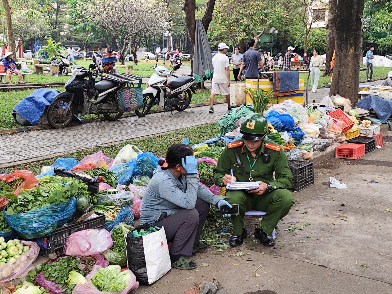 Vỉa h&egrave;, l&ograve;ng đường khu vực chung cư T&acirc;y Thạnh bị lấn chiếm, giờ đ&atilde; được lập lại trật tự - Ảnh 5.