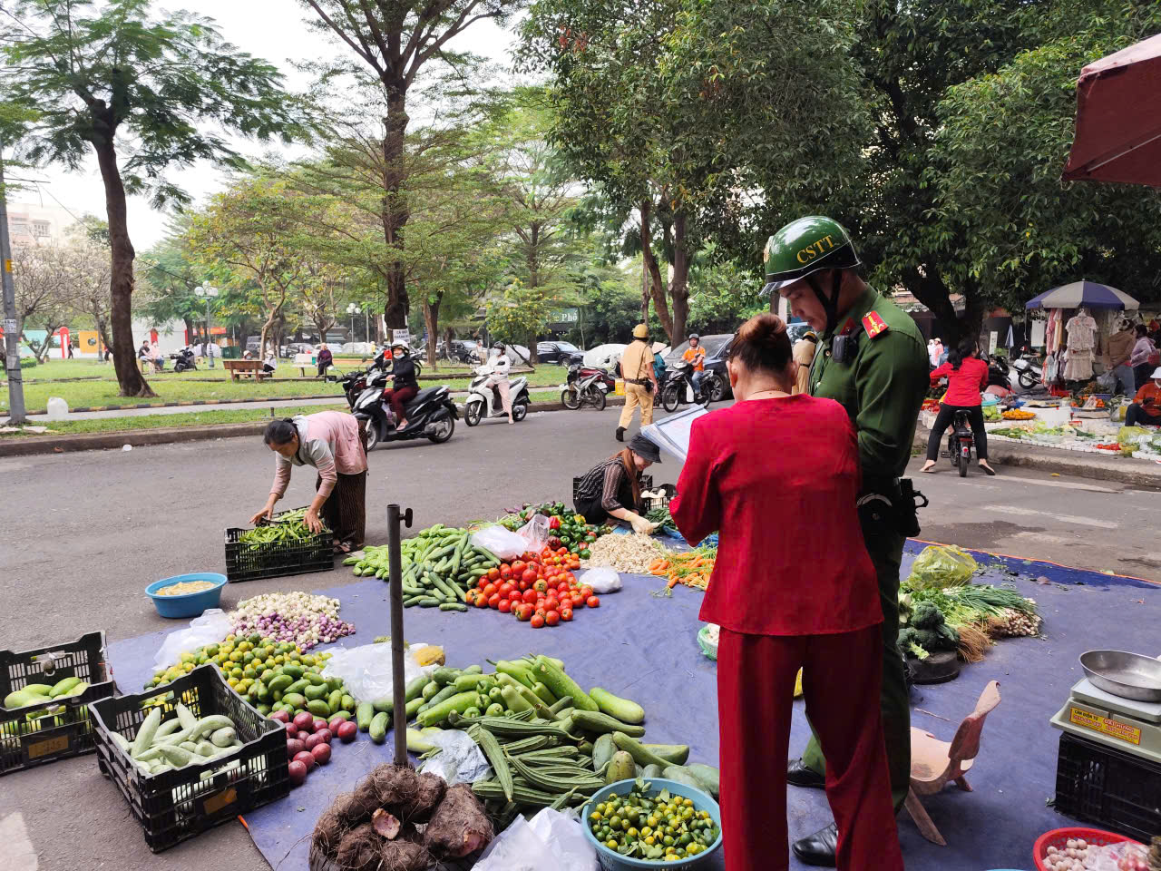 Vỉa h&egrave;, l&ograve;ng đường khu vực chung cư T&acirc;y Thạnh bị lấn chiếm, giờ đ&atilde; được lập lại trật tự - Ảnh 4.