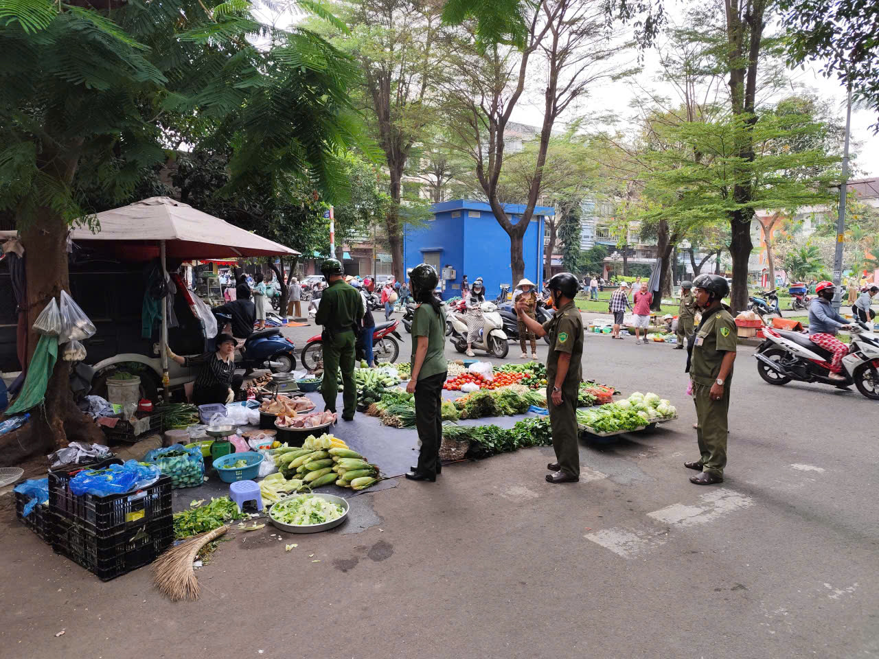 Vỉa h&egrave;, l&ograve;ng đường khu vực chung cư T&acirc;y Thạnh bị lấn chiếm, giờ đ&atilde; được lập lại trật tự - Ảnh 6.