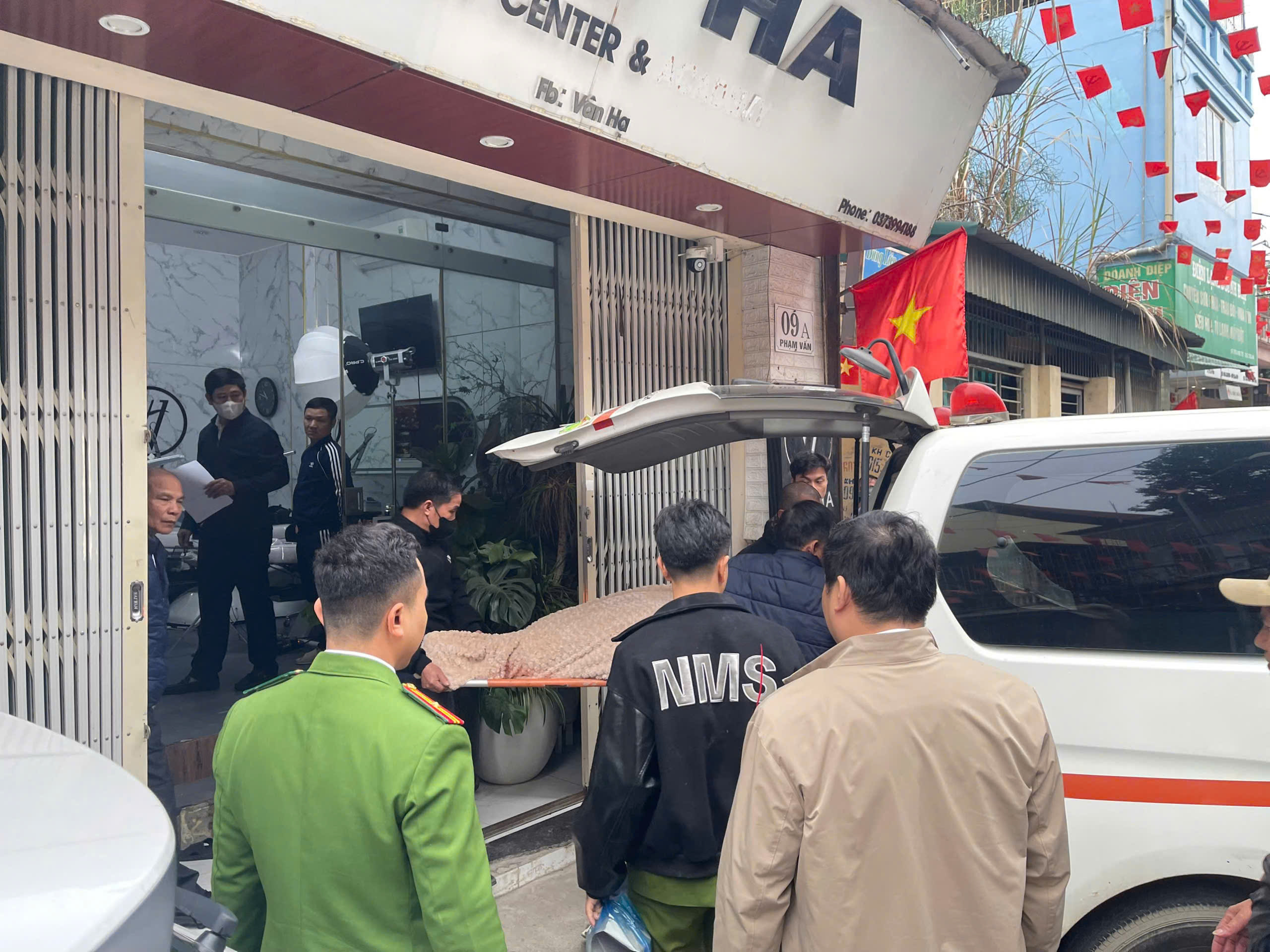 Cô gái trẻ tử vong bất thường tại tiệm phun xăm - Ảnh 1.