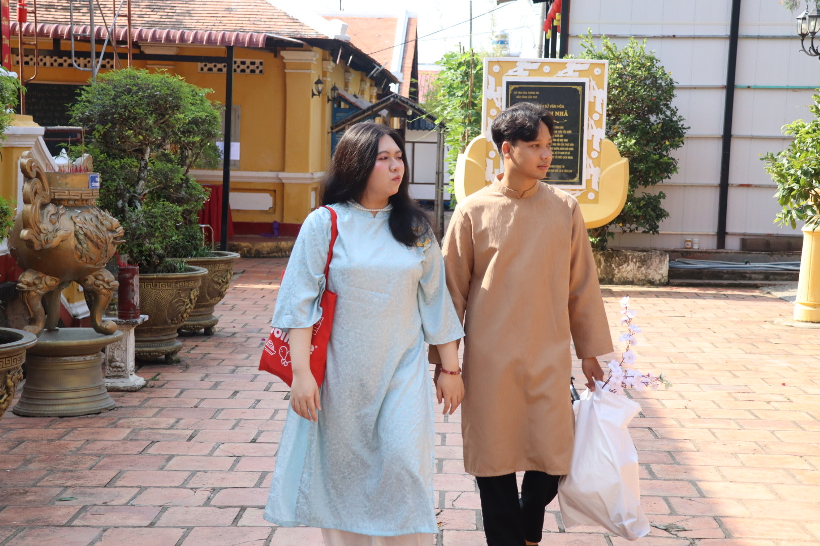 VIDEO: Chi&ecirc;m ngưỡng ng&ocirc;i ch&ugrave;a hơn 130 năm tuổi, l&agrave; "địa chỉ đỏ" ở Cần Thơ - Ảnh 6.