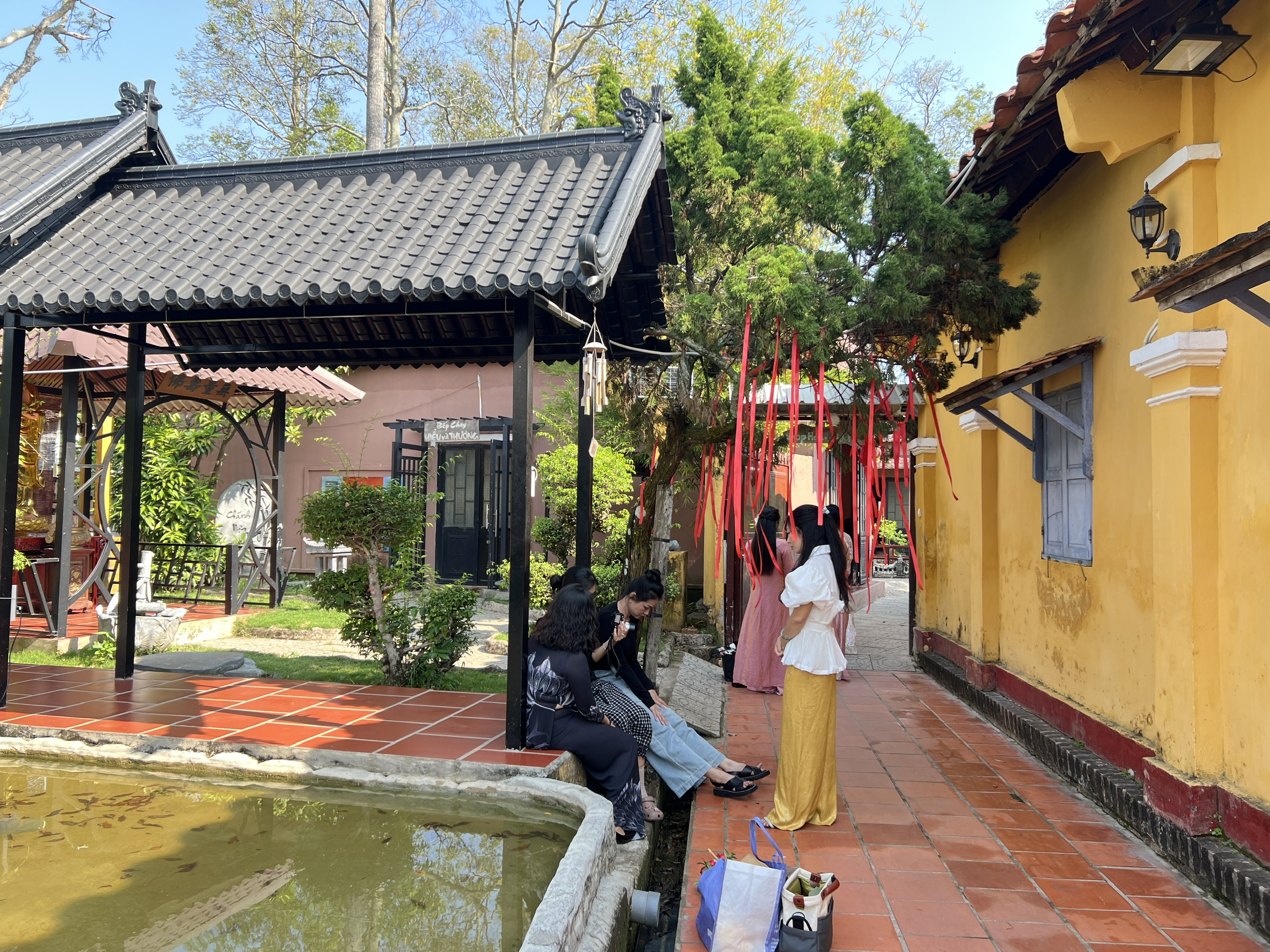 VIDEO: Chi&ecirc;m ngưỡng ng&ocirc;i ch&ugrave;a hơn 130 năm tuổi, l&agrave; "địa chỉ đỏ" ở Cần Thơ - Ảnh 2.