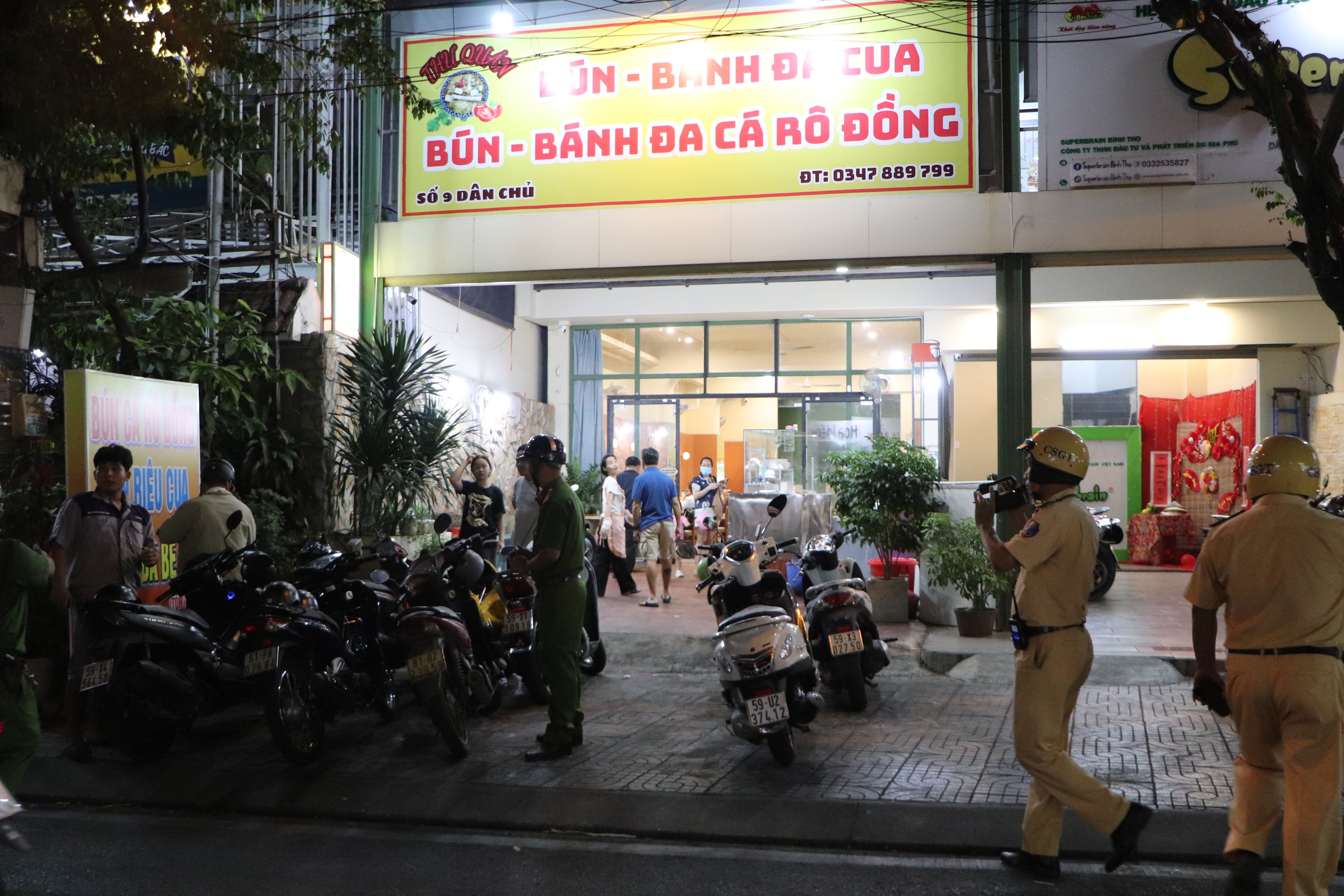 Đội CSGT Cát Lái quyết xử lý lấn chiếm lòng đường, vỉa hè ngày đêm - Ảnh 7.