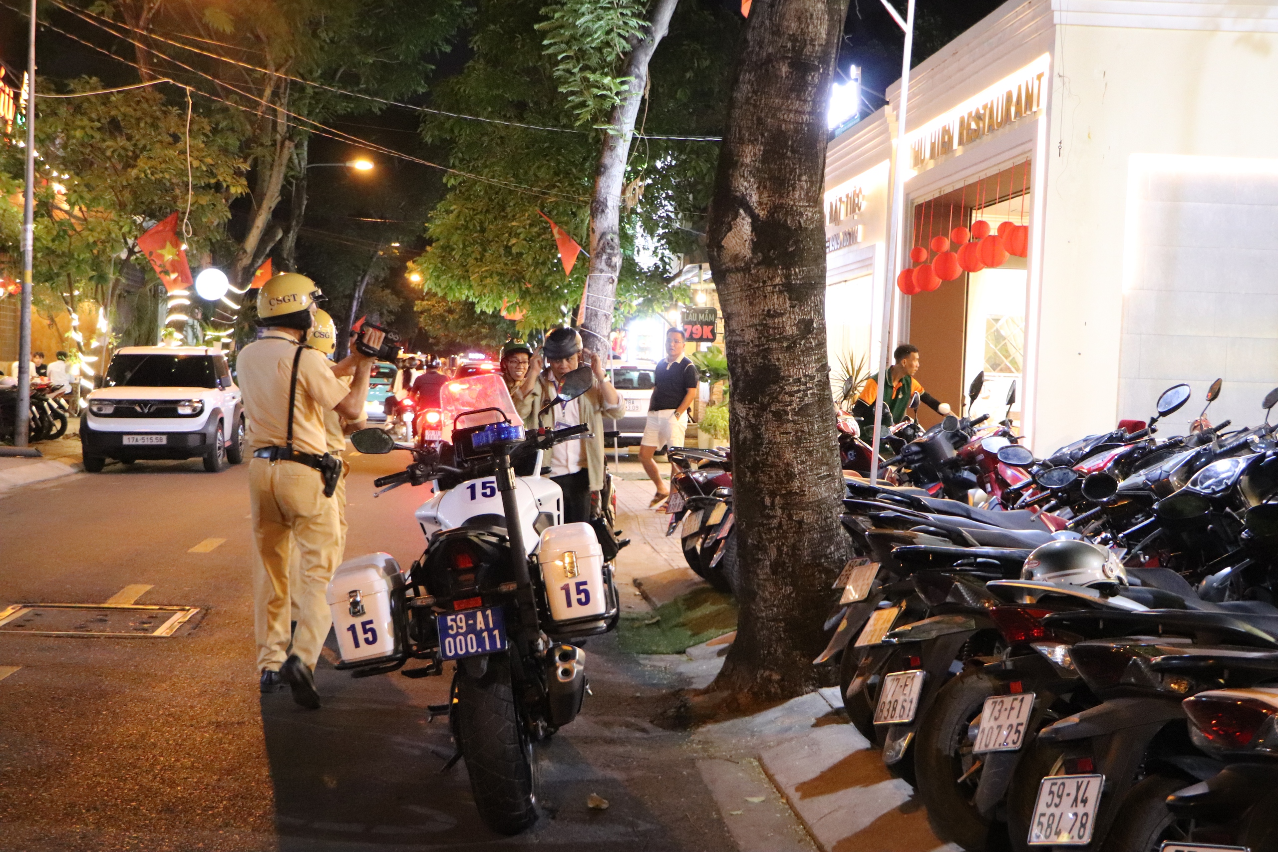 Đội CSGT Cát Lái quyết xử lý lấn chiếm lòng đường, vỉa hè ngày đêm - Ảnh 4.