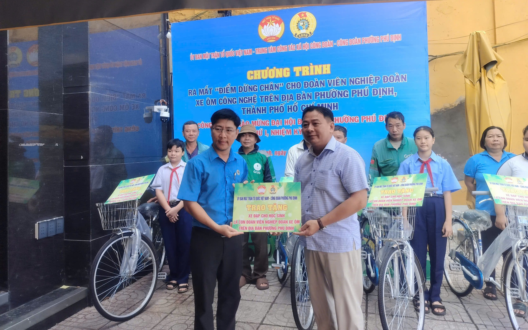 “Bữa cơm Xuân đoàn kết – Tết nghĩa tình” nơi xóm trọ công nhân - Ảnh 3.