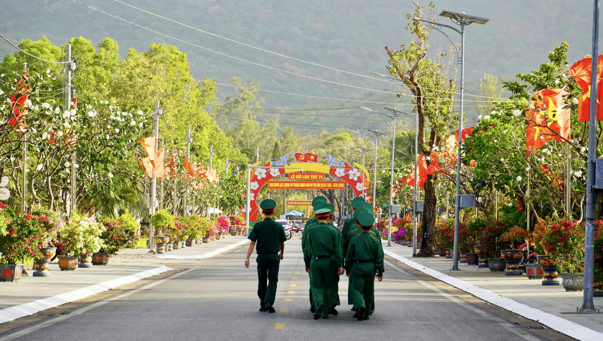 Dưới "Đường cờ Tổ quốc - Đường hoa Côn Đảo". - Ảnh 11.
