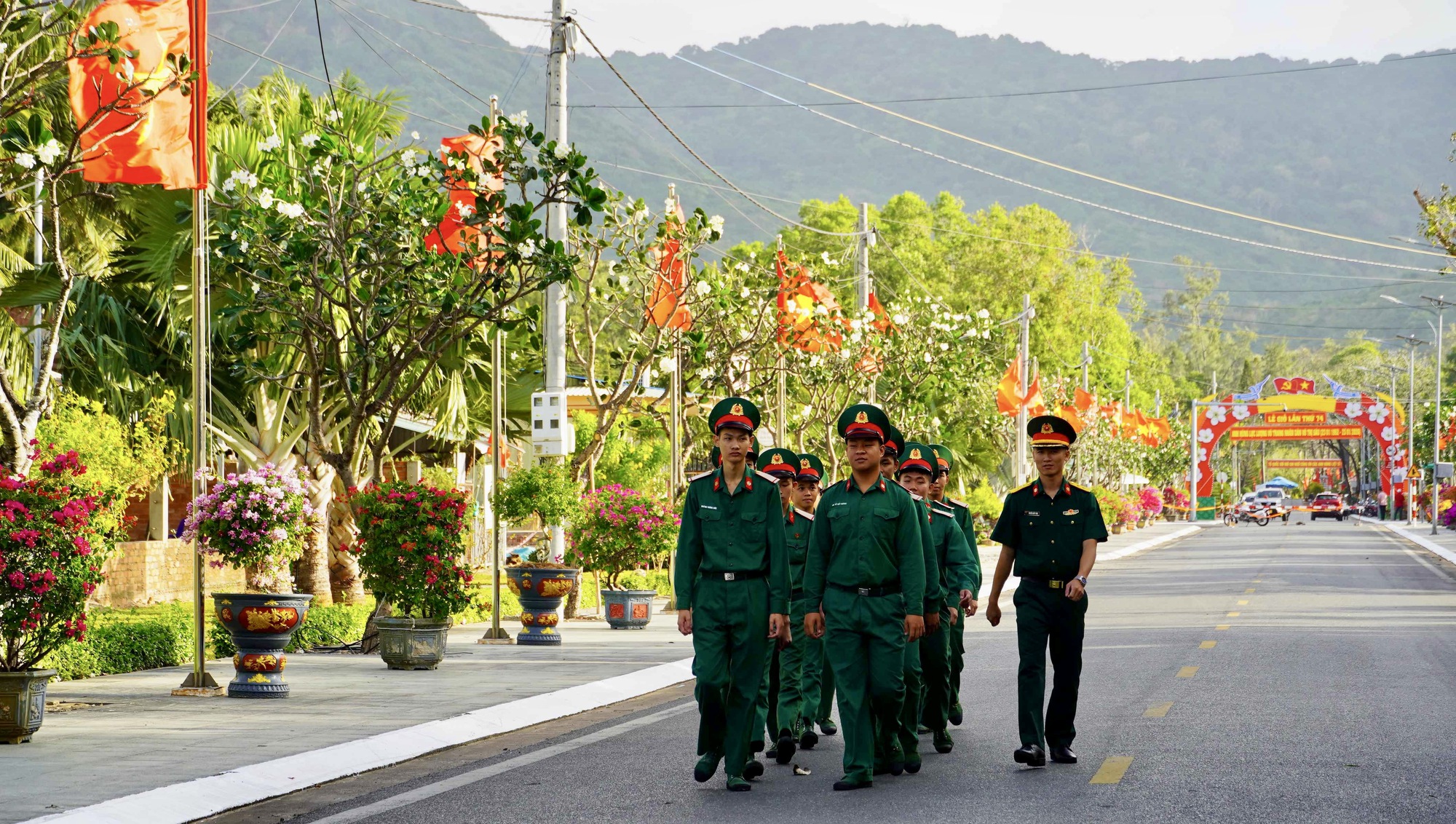 Dưới "Đường cờ Tổ quốc - Đường hoa Côn Đảo". - Ảnh 2.