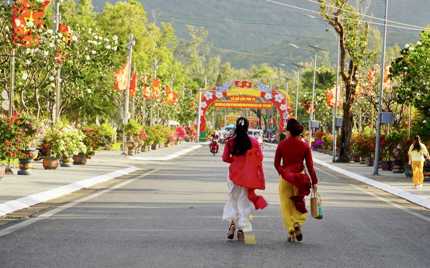 Rực rỡ tuyến &ldquo;Đường cờ Tổ quốc&rdquo; dẫn v&agrave;o Khu Di t&iacute;ch Lịch sử Rạch Gi&agrave; - Ảnh 5.