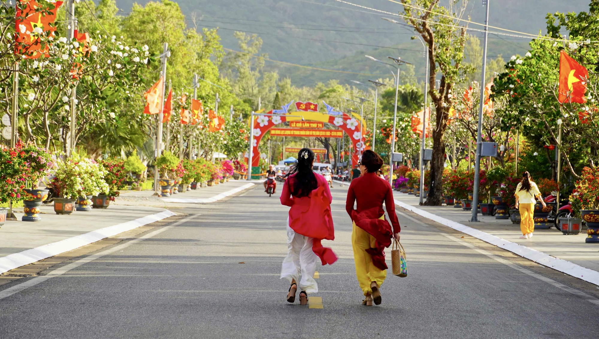 Dưới "Đường cờ Tổ quốc - Đường hoa Côn Đảo". - Ảnh 5.