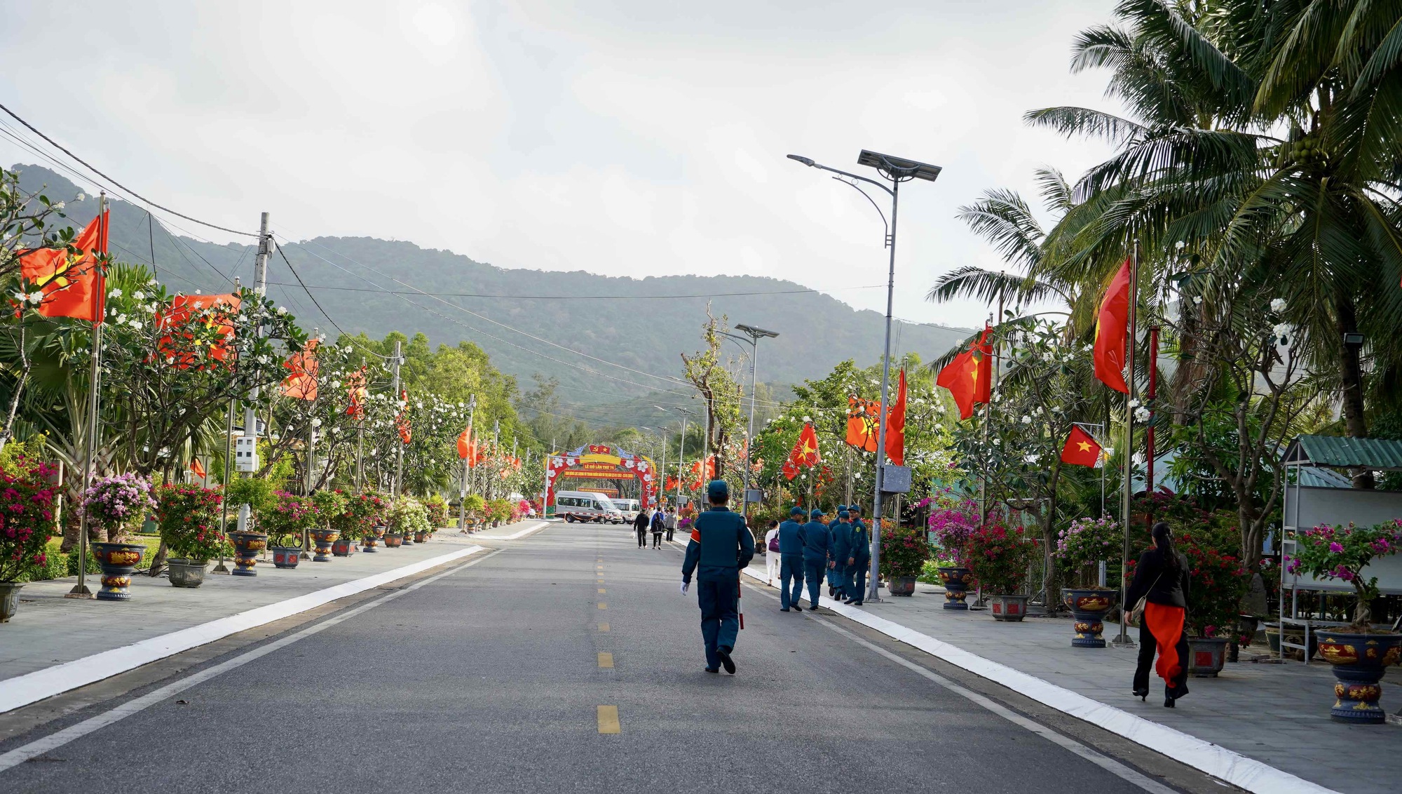 Dưới "Đường cờ Tổ quốc - Đường hoa Côn Đảo". - Ảnh 9.