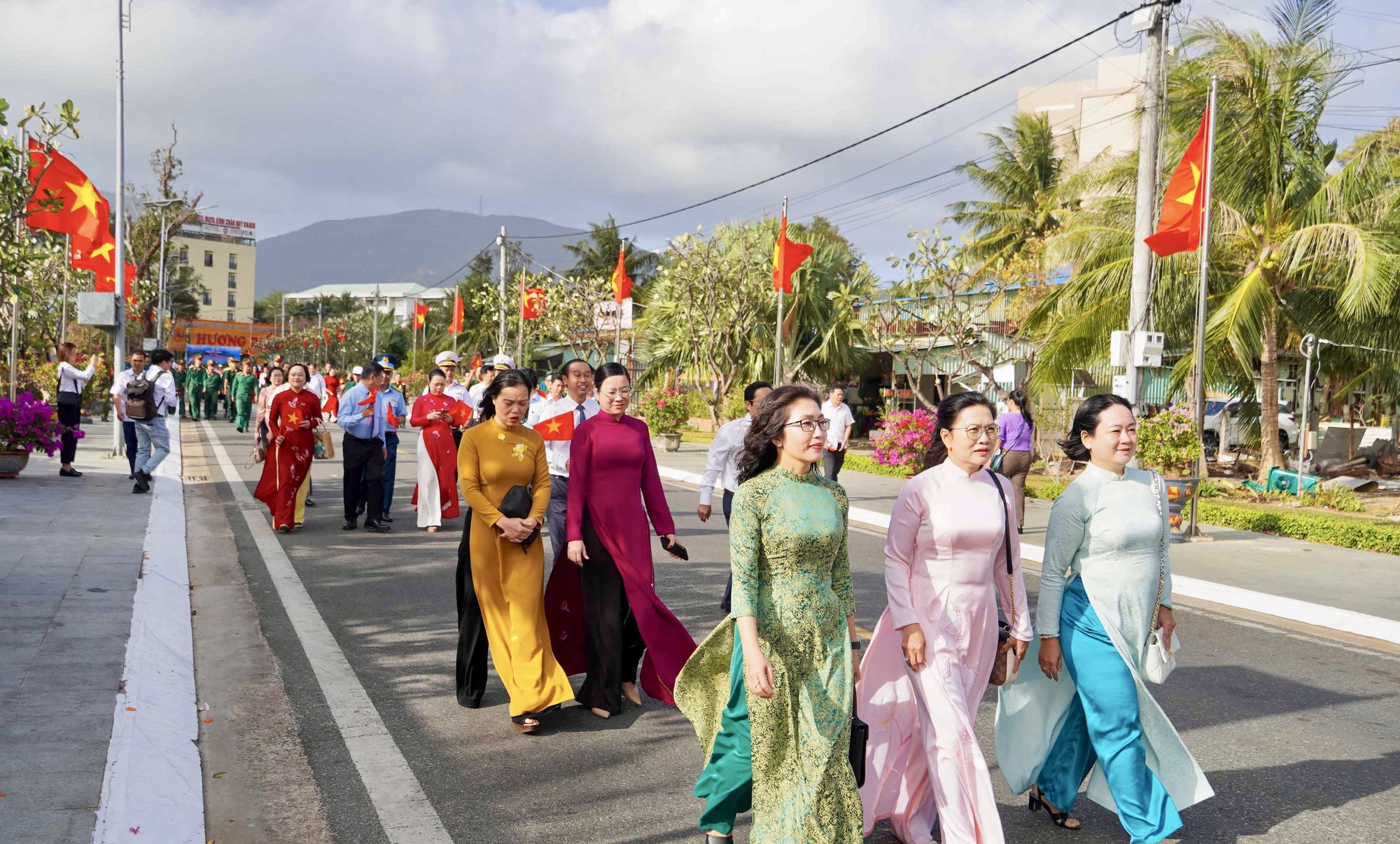 Dưới "Đường cờ Tổ quốc - Đường hoa Côn Đảo". - Ảnh 3.